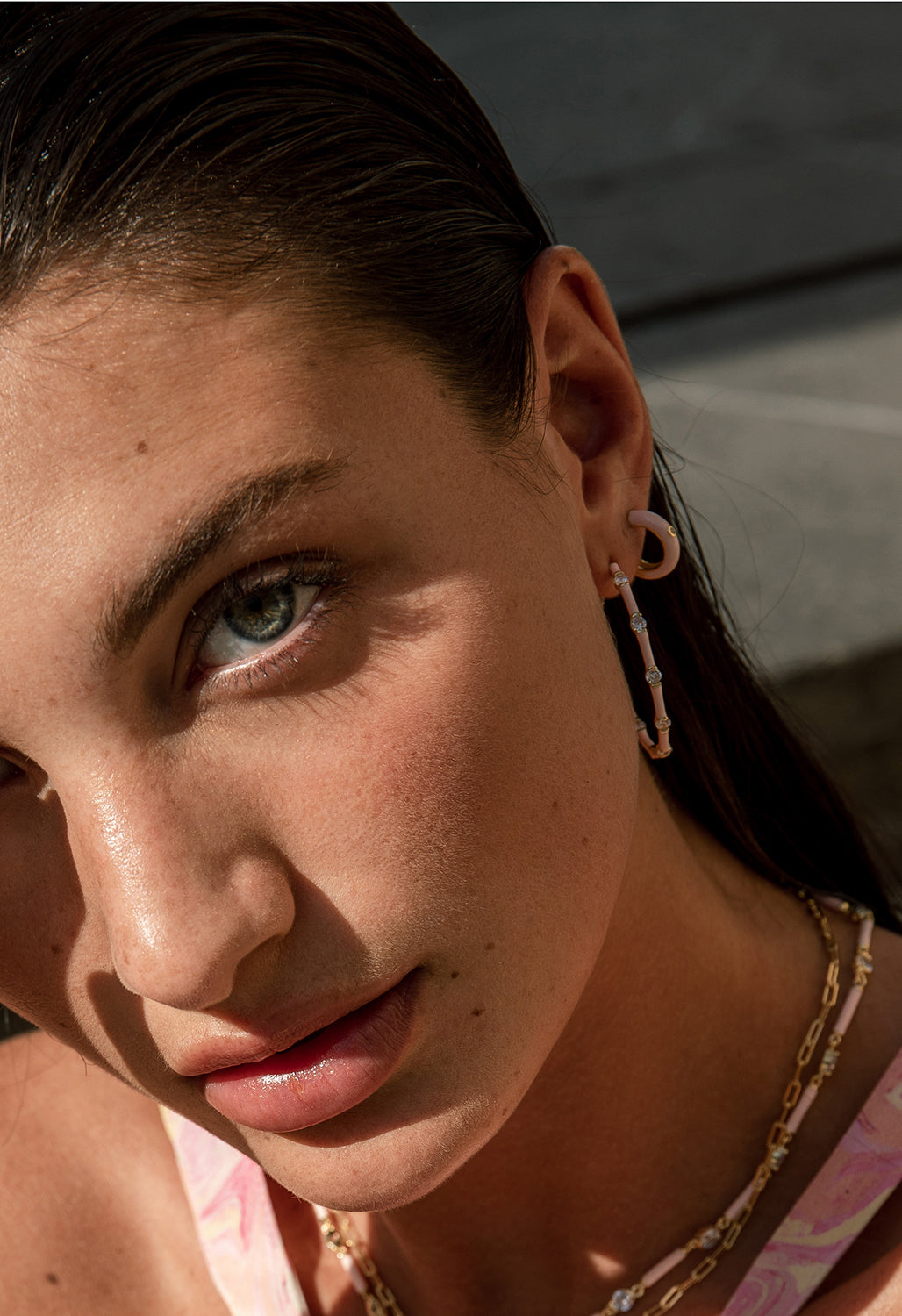 Pendientes aros pequeños diseño esmalte tono rosa y circonita central