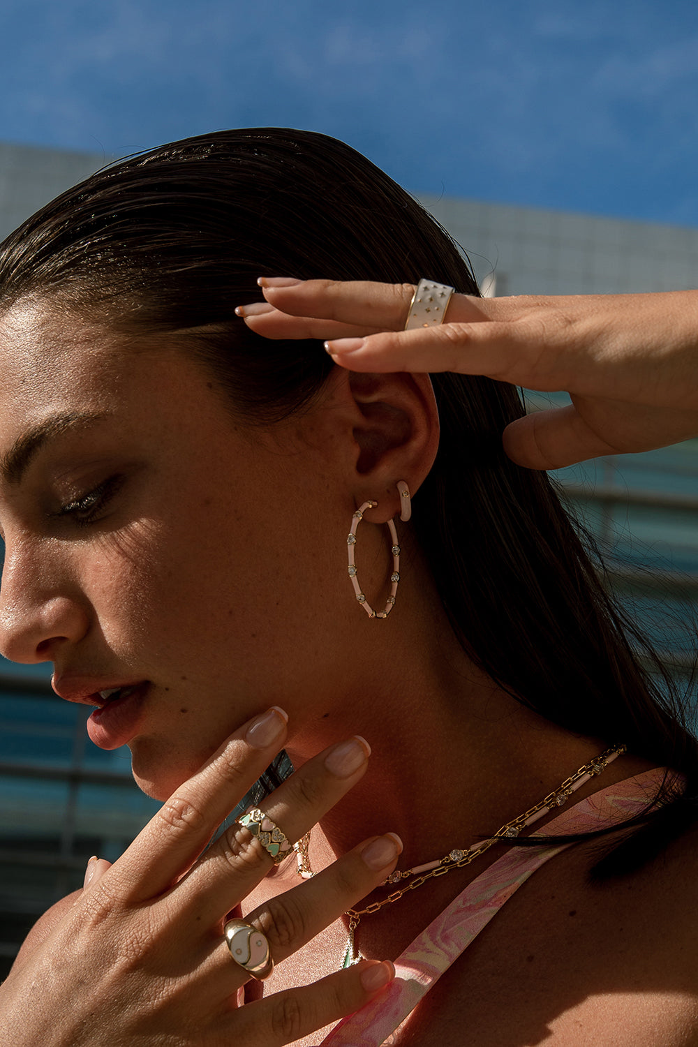 Pendientes aros pequeños diseño esmalte tono rosa y circonita central