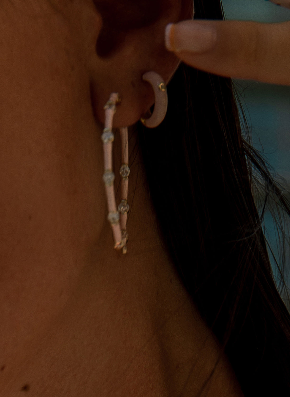 Pendientes aros pequeños diseño esmalte tono rosa y circonita central