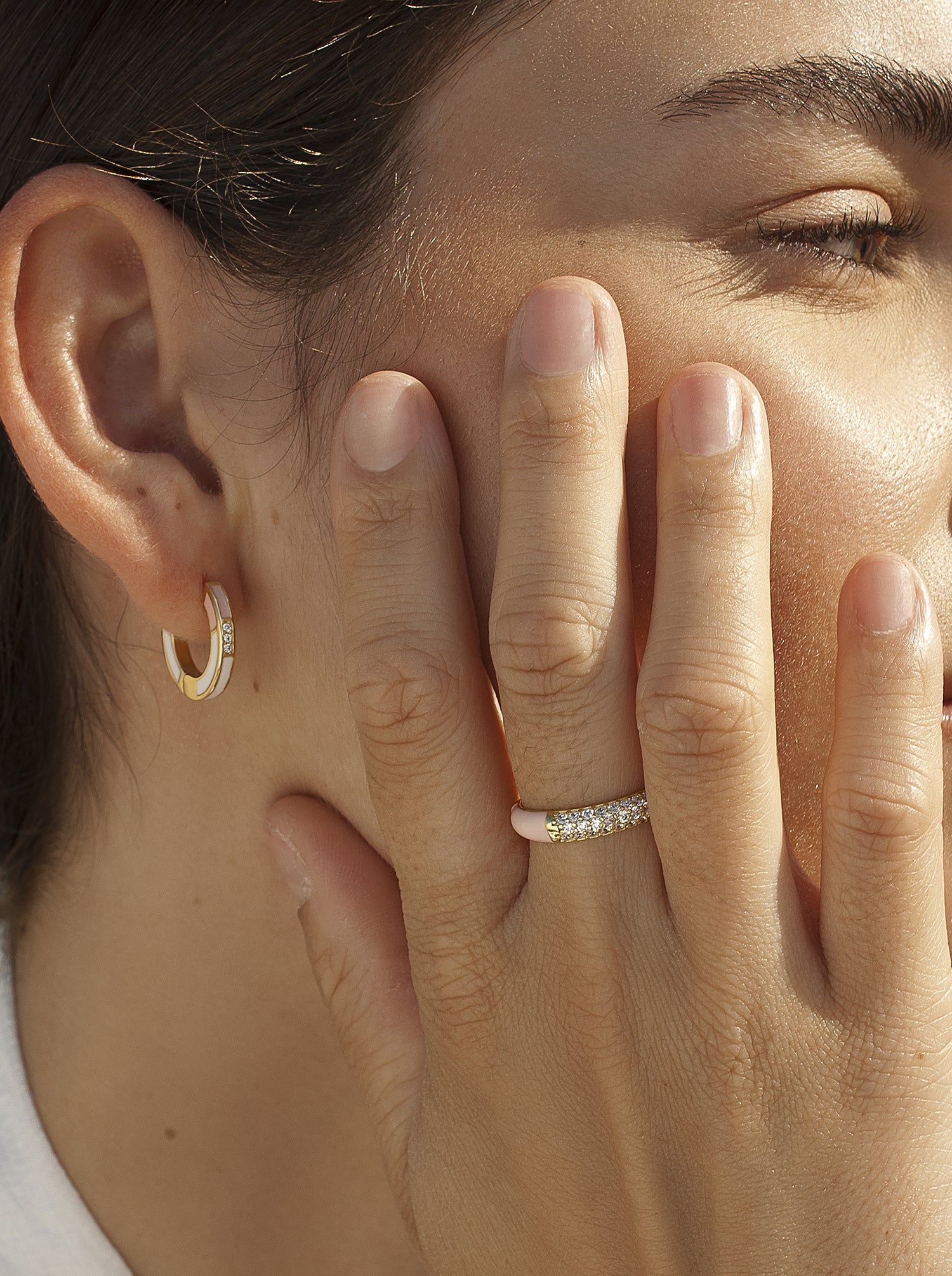 Anillo esmalte rosa con engaste de circonitas