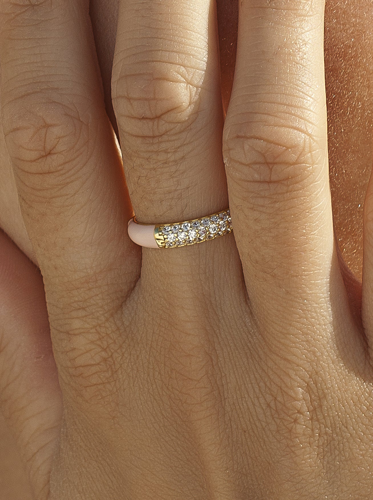 Anillo esmalte rosa con engaste de circonitas