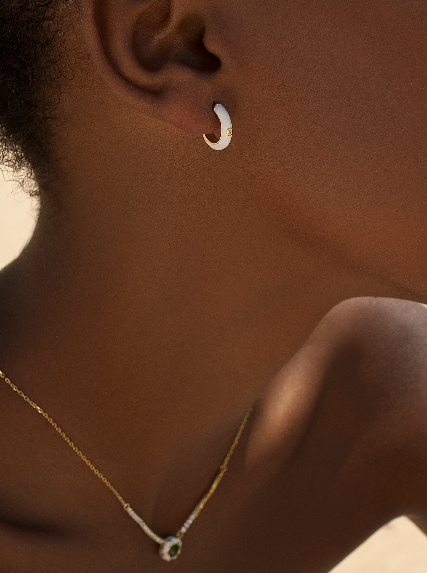 Pendientes aros pequeños diseño esmalte tono blanco y circonita central