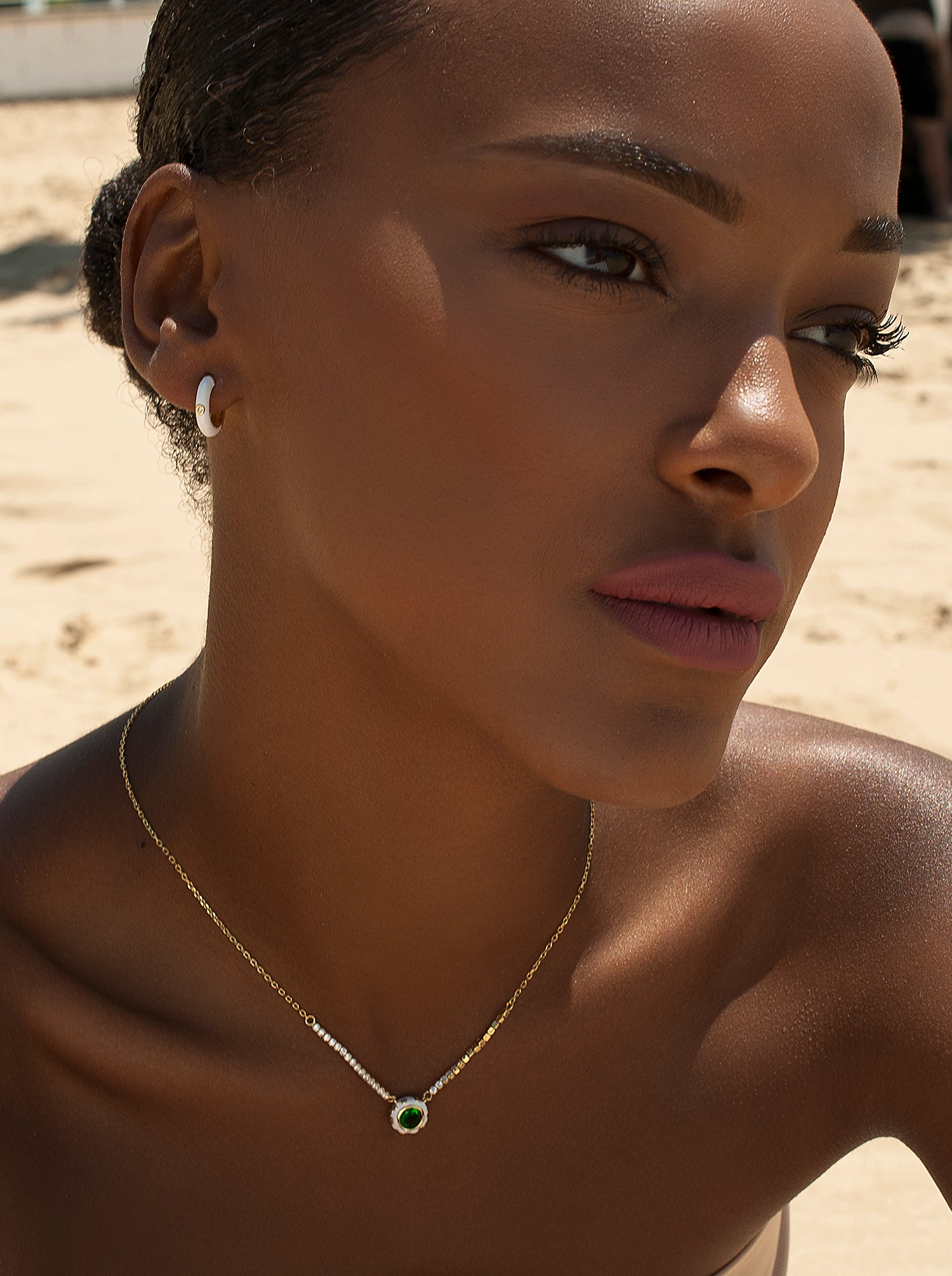 Pendientes aros pequeños diseño esmalte tono blanco y circonita central