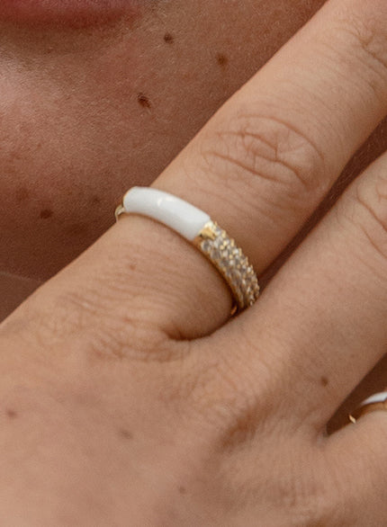 Anillo esmalte blanco con engaste de circonitas
