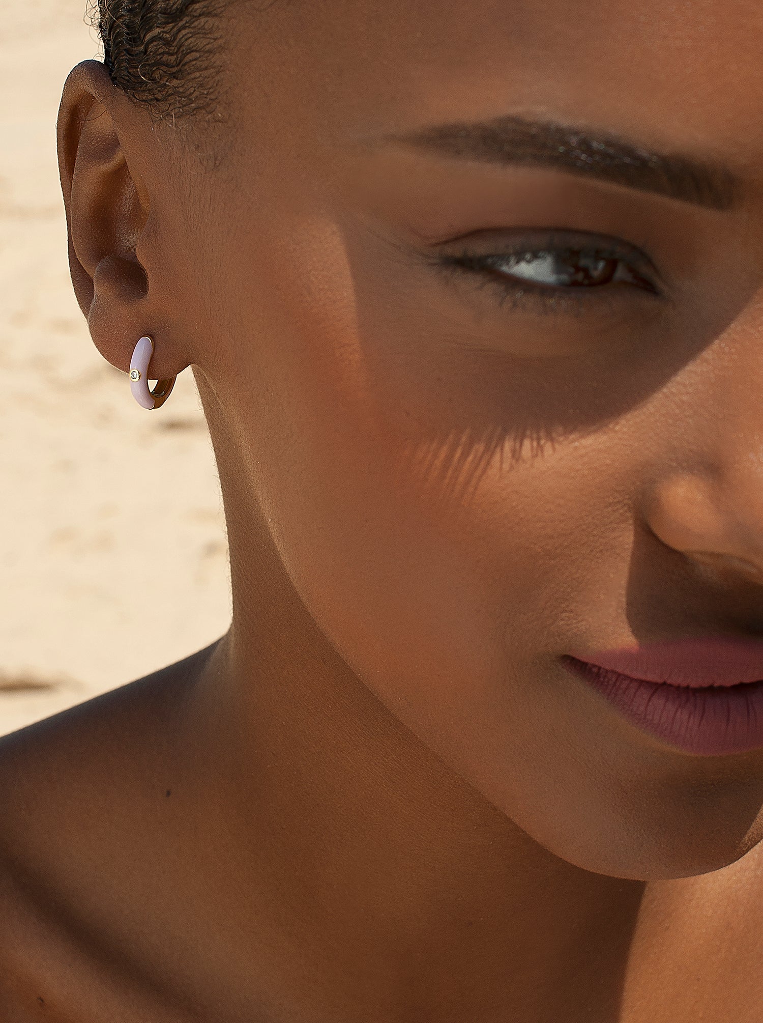 Petites boucles d'oreilles créoles, motif en émail lilas avec zircon cubique central