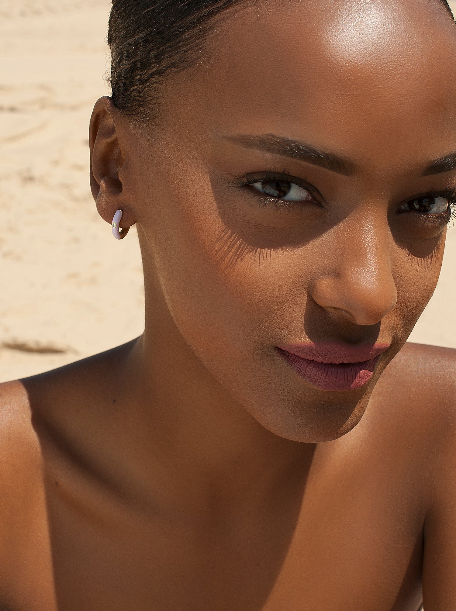 Petites boucles d'oreilles créoles, motif en émail lilas avec zircon cubique central