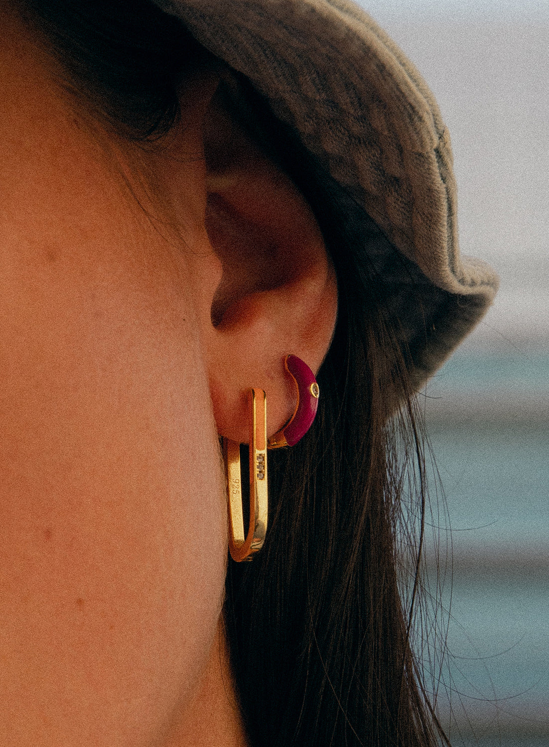 Pendientes aros pequeños diseño esmalte púrpura y circonita central