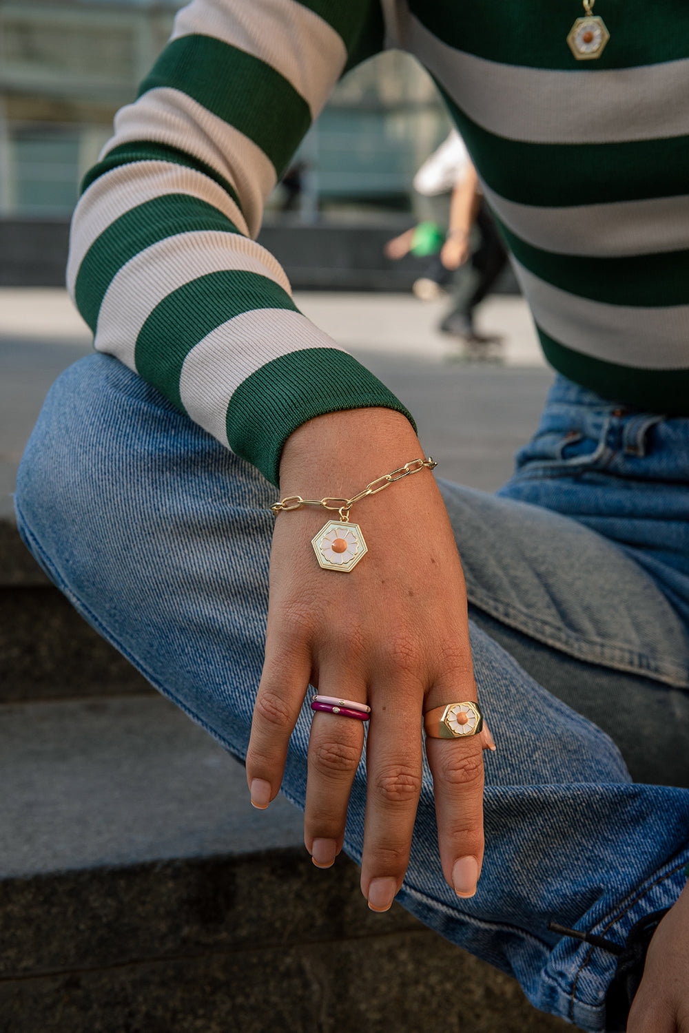 Anillo esmalte púrpura diseño circonita central bañado en oro