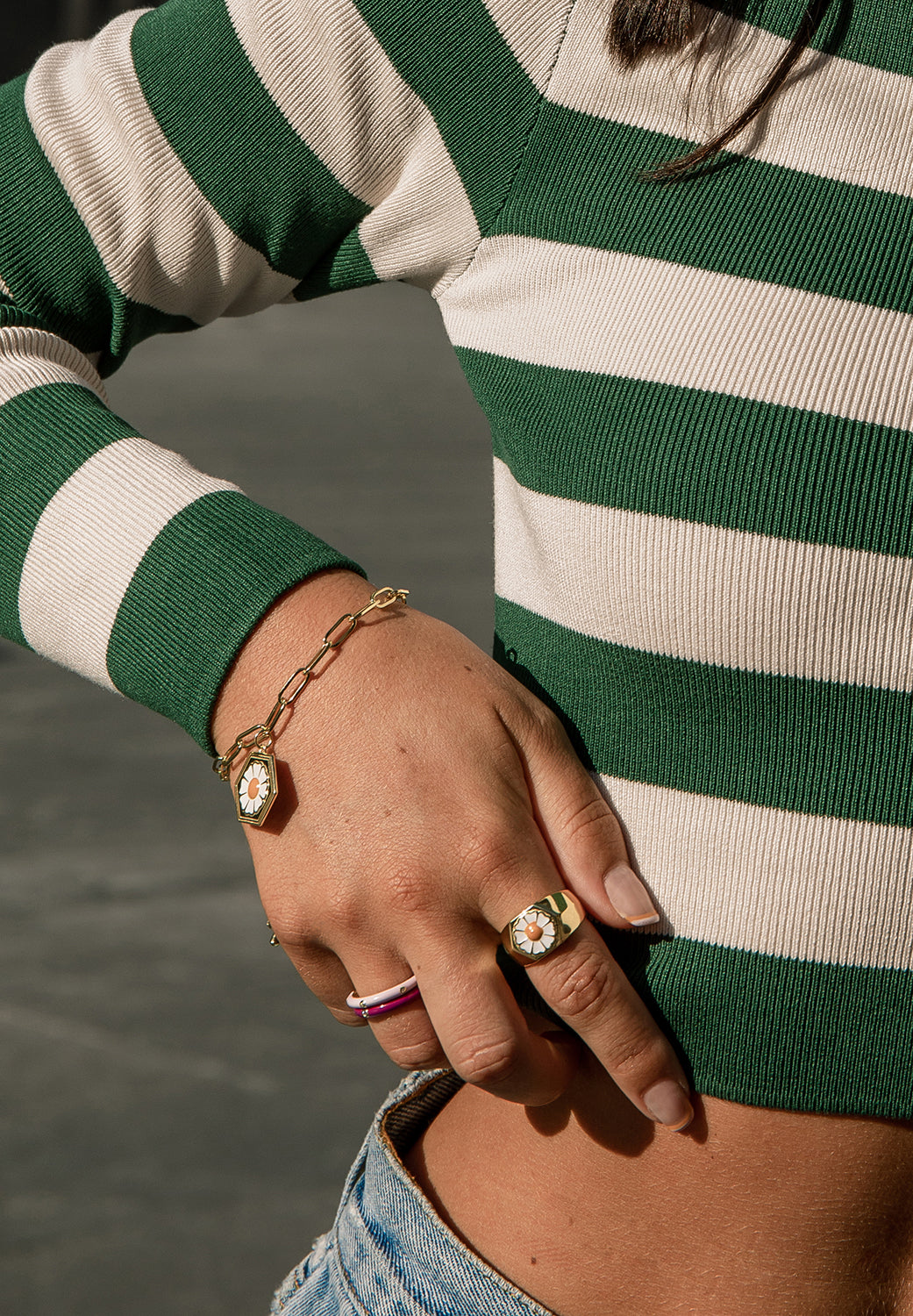 Anillo esmalte púrpura diseño circonita central bañado en oro