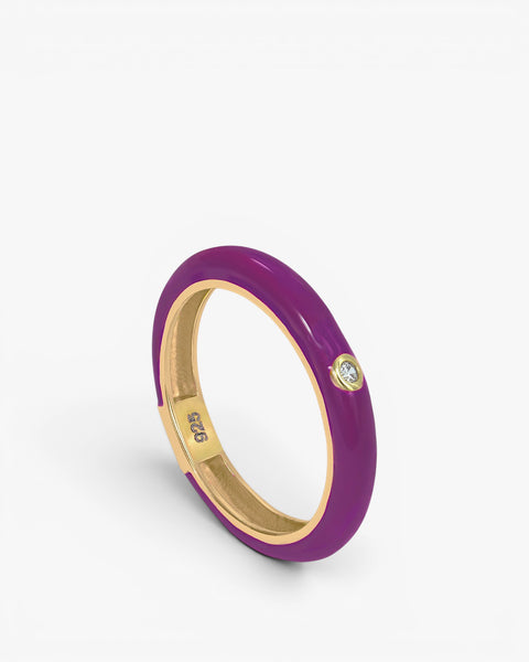 Bague en émail violet avec un motif central en oxyde de zirconium, plaquée or