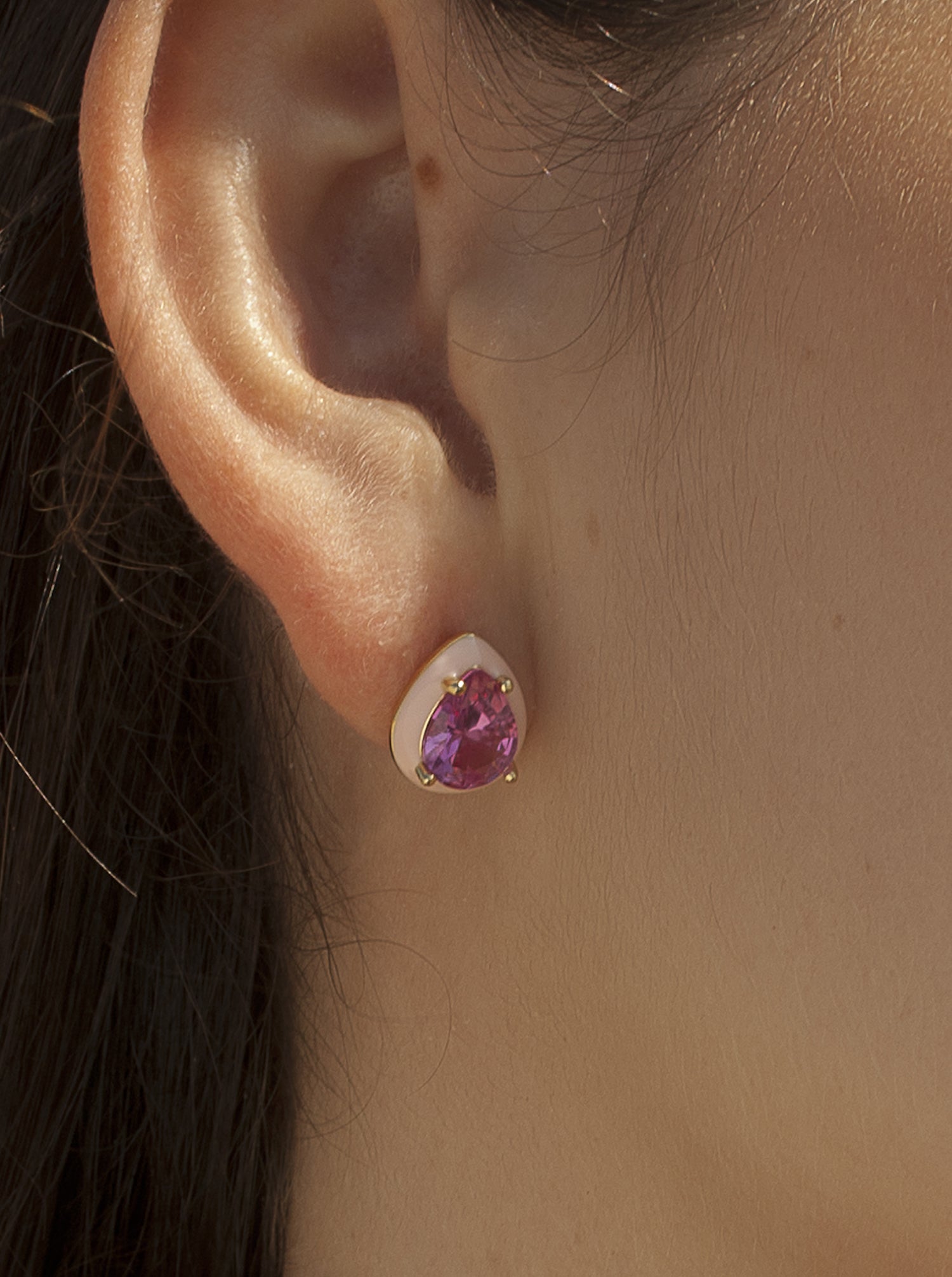 Pendientes pequeños diseño de gota combinados con esmalte rosa