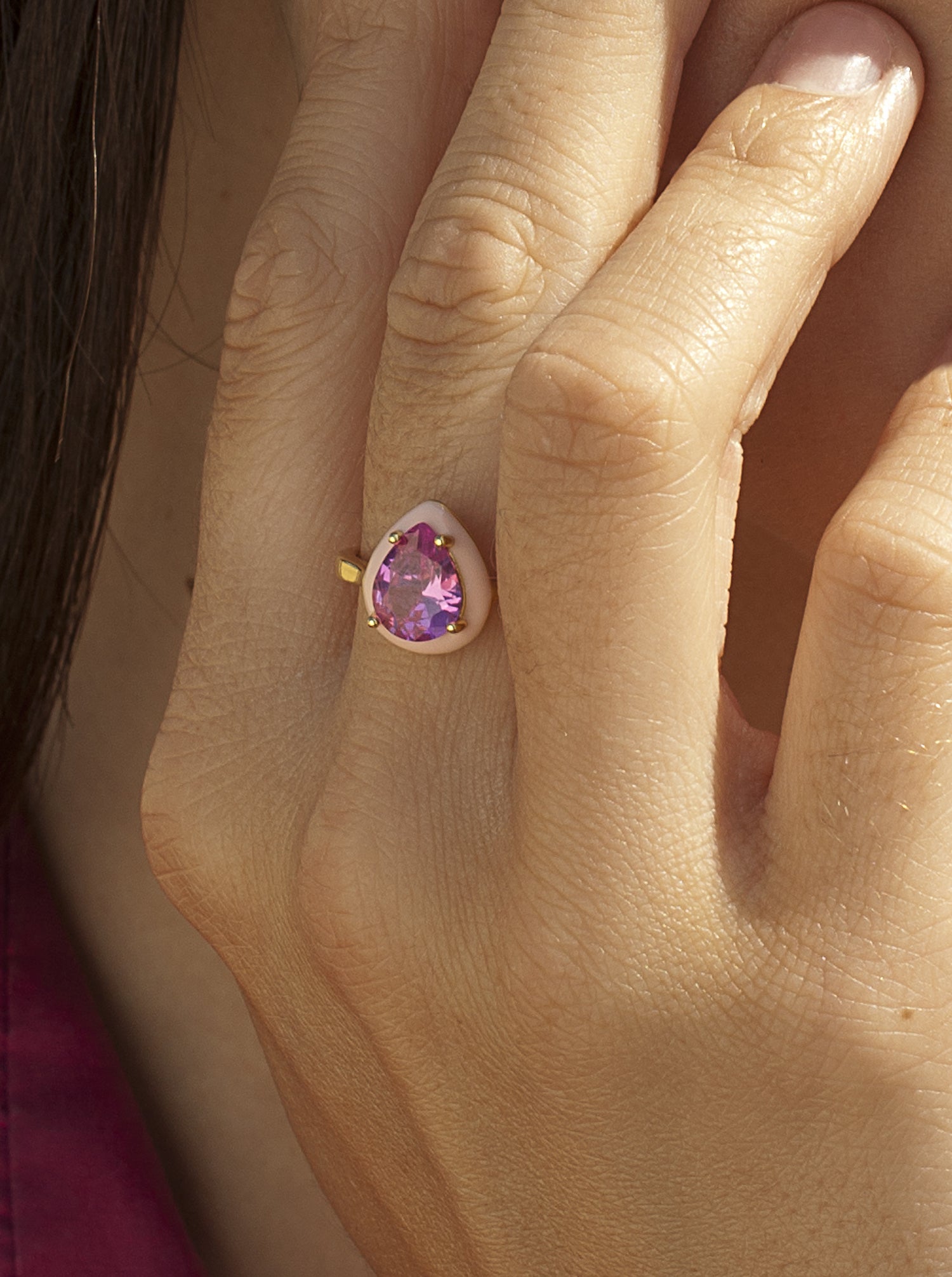 Anillos con piedras diseño de gota con esmalte rosa