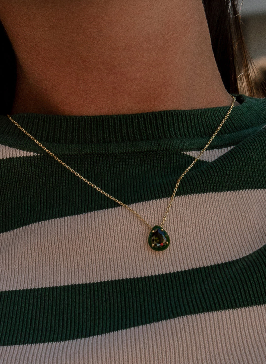 Collares con piedras diseño de gota con esmalte verde