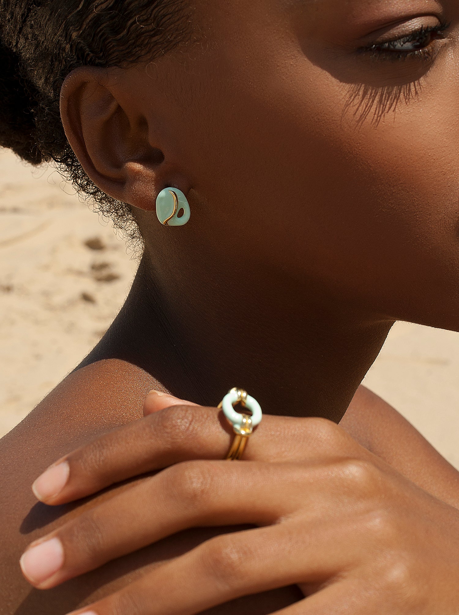 Pendientes originales diseño irregular esmalte verde y detalles dorados