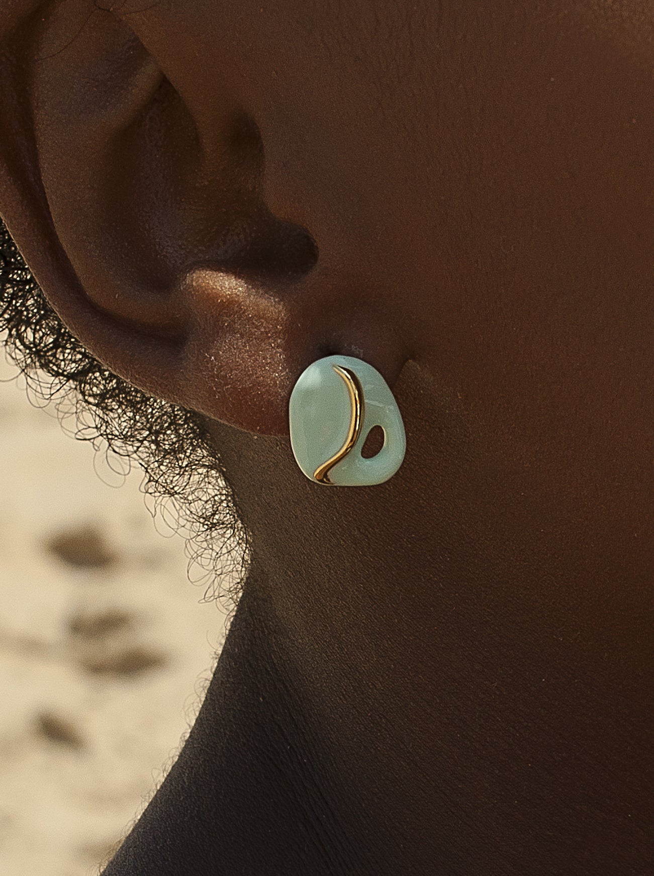 Pendientes originales diseño irregular esmalte verde y detalles dorados