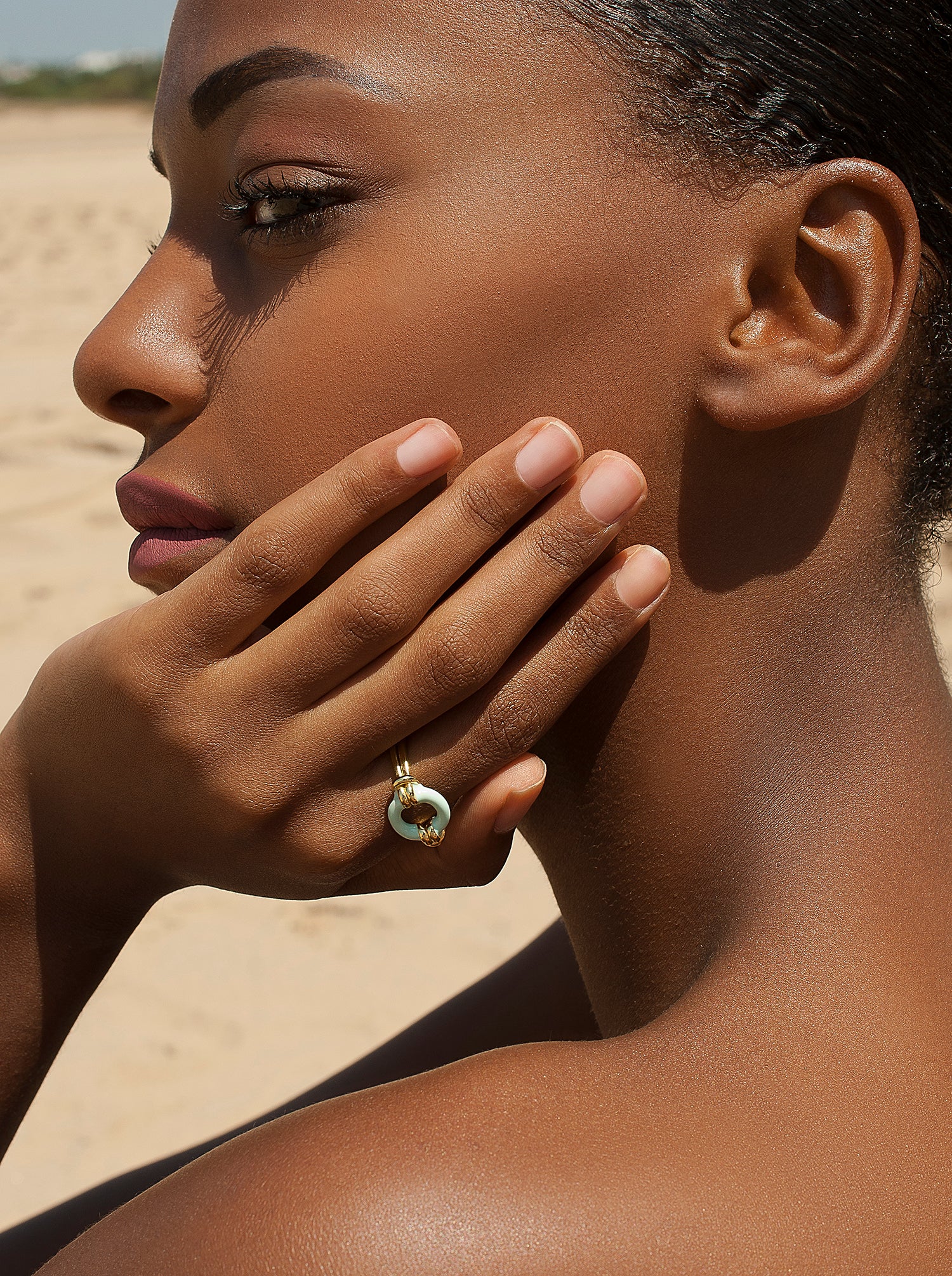Anillo esmalte diseño círculo azul bañado en oro