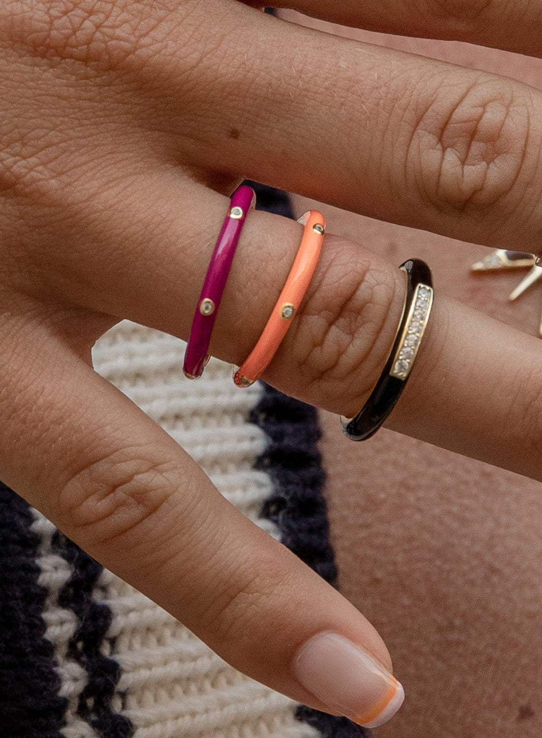 Anillo esmalte triple circonita en tono naranja