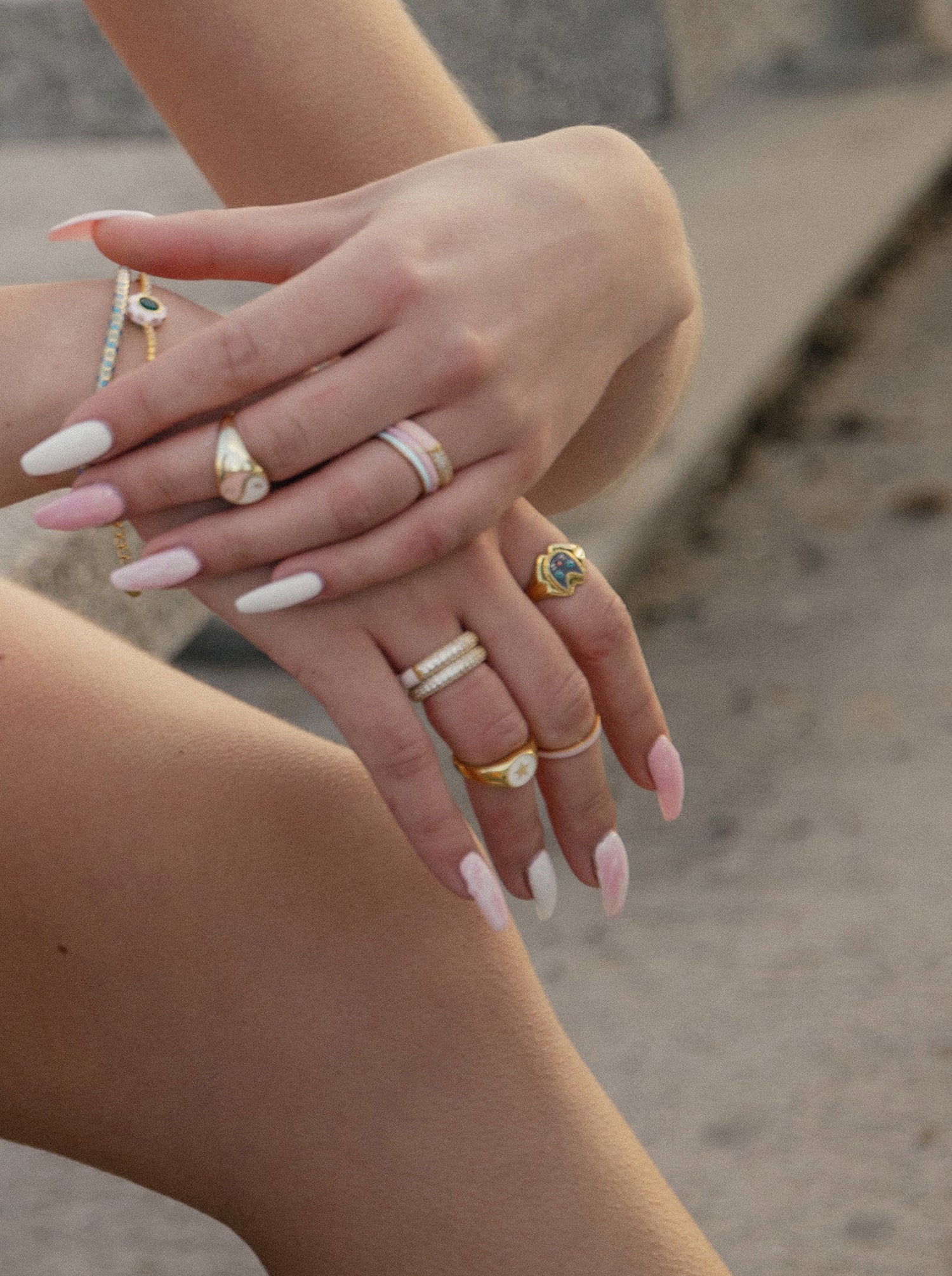Bague chevalière émaillée ornée d'un motif de tête de chat