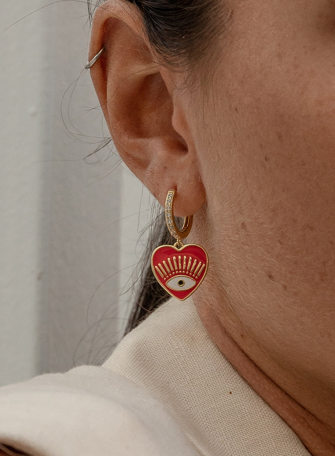 Pendientes aros con colgantes diseño corazón en esmalte rojo