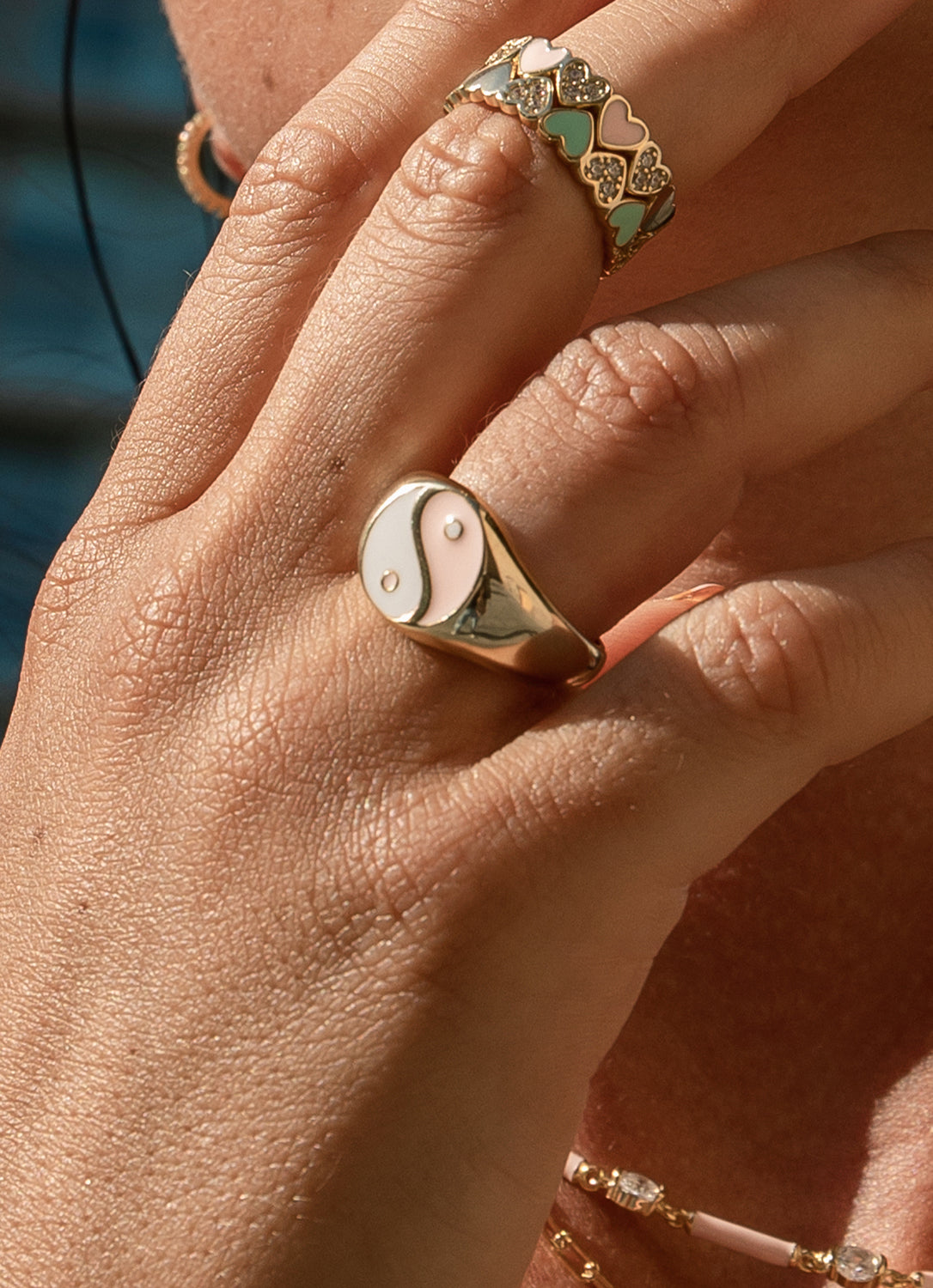 Anillo sello diseño ''yin yang'' con esmalte bicolor