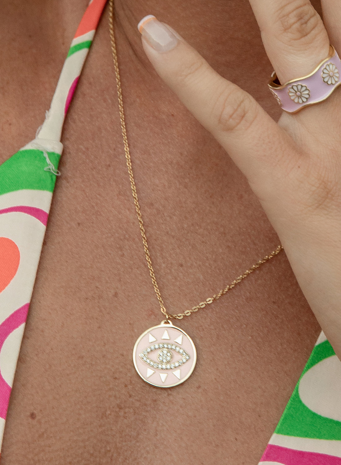 Collar medalla de esmalte rosa y ojo de circonitas
