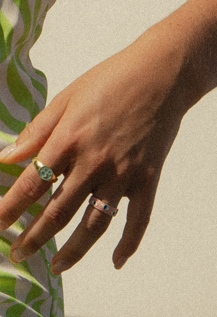 Anillo esmalte rosa diseño de cenefa con dibujo de ojo