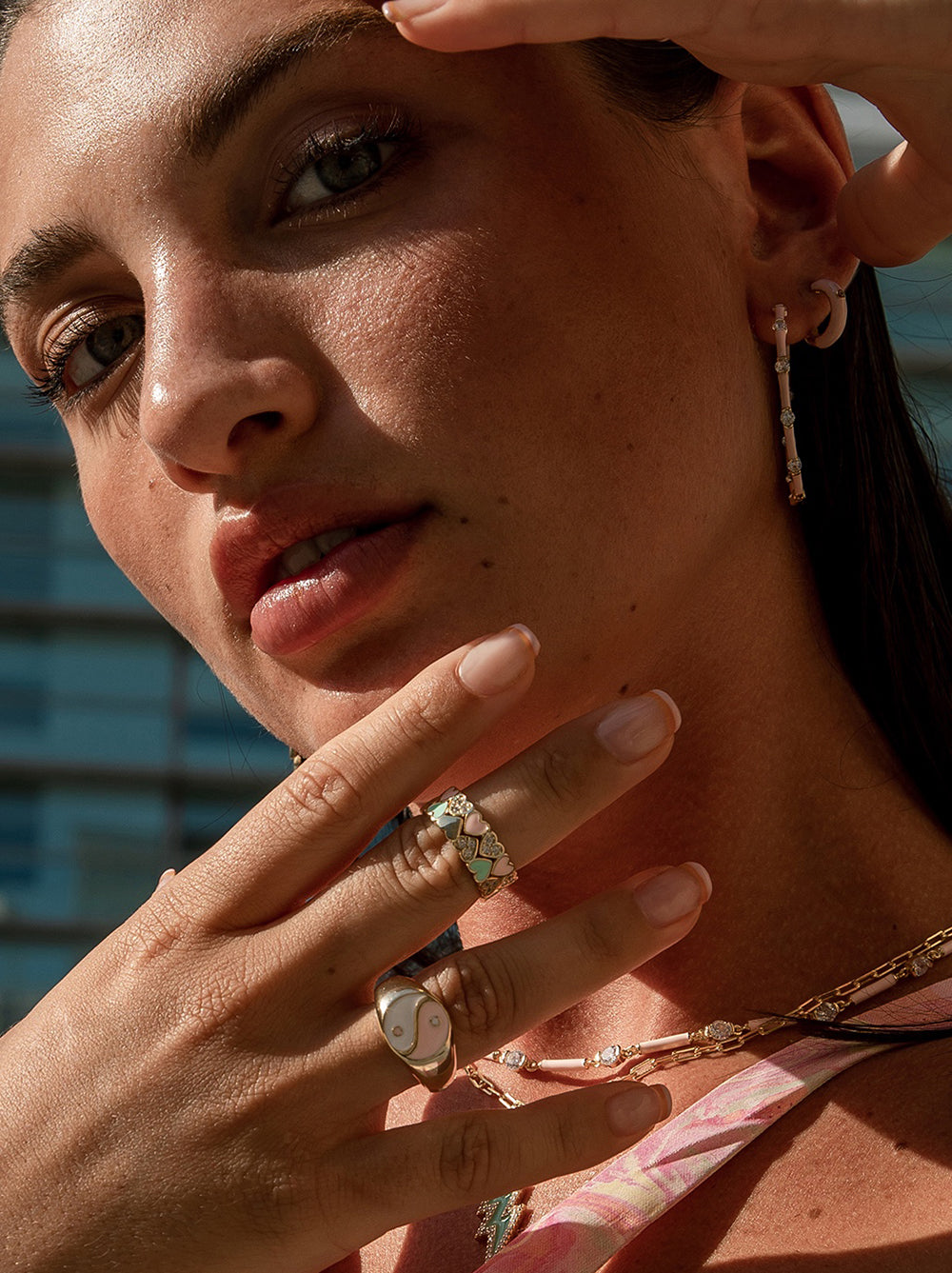 Bague en émail ornée d'un cœur aux tons roses et de zirconiums cubiques