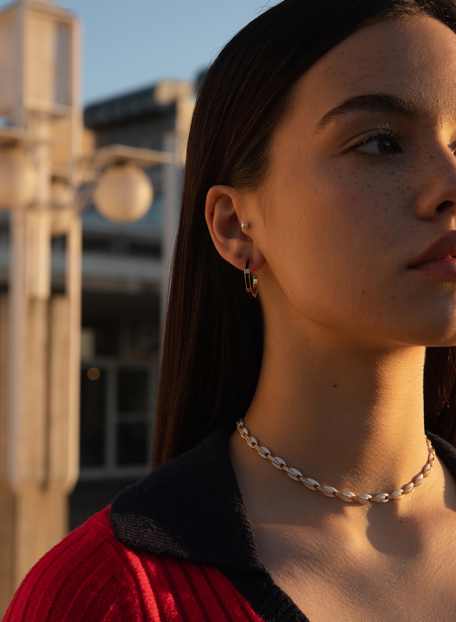 Collier en émail argenté orné d'un motif de coquillage blanc