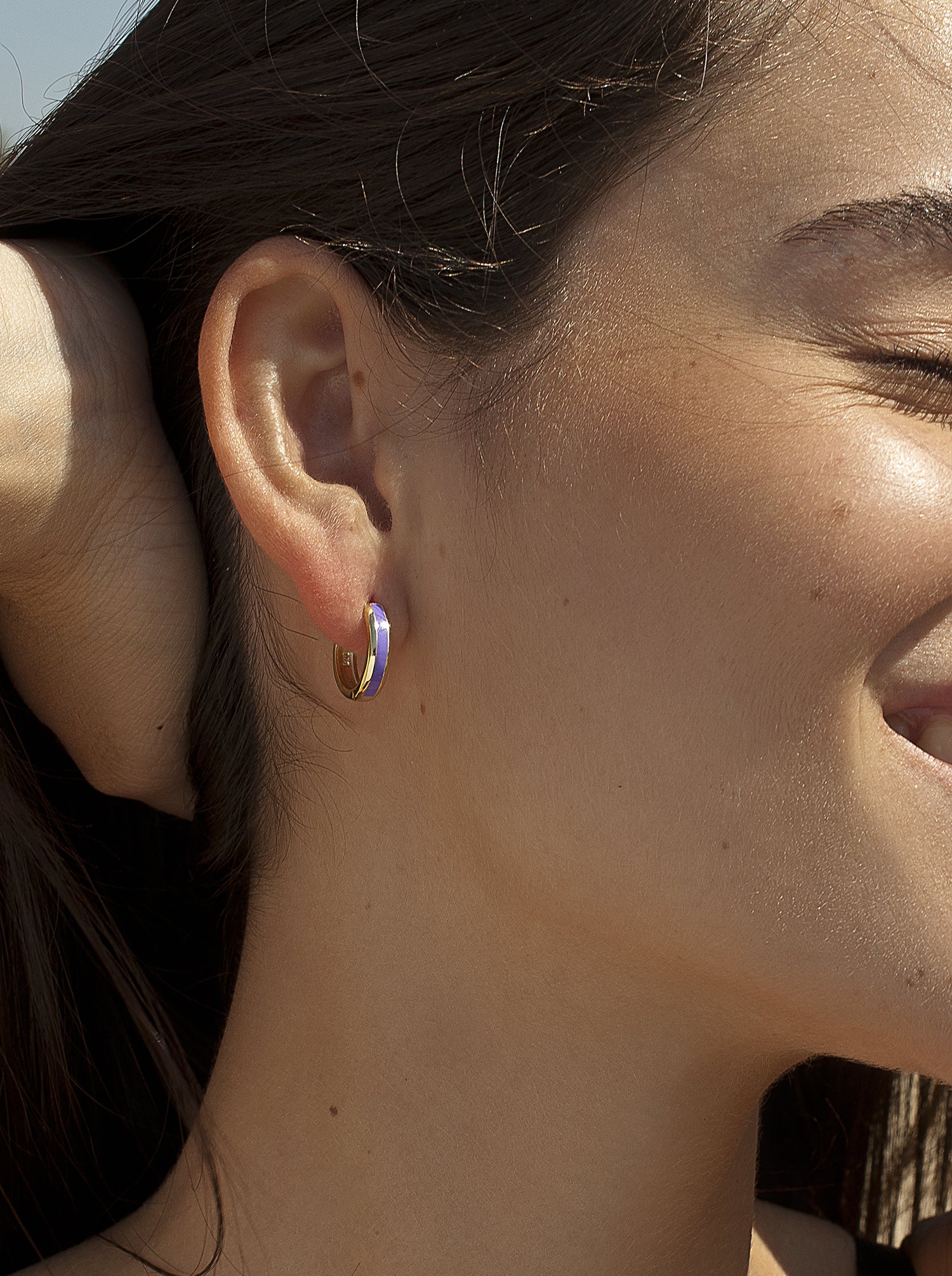 Pendientes aros pequeños diseño esmalte malva bañados en oro