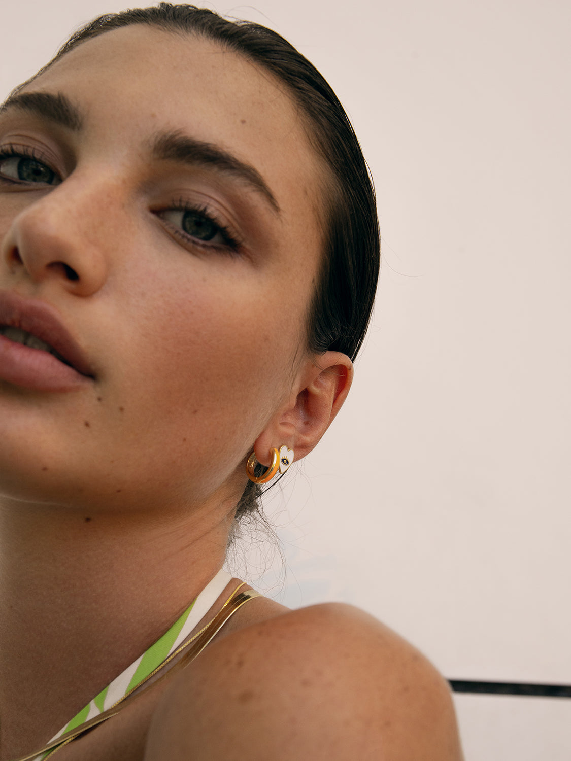 Pendientes originales diseño corazón con esmalte blanco