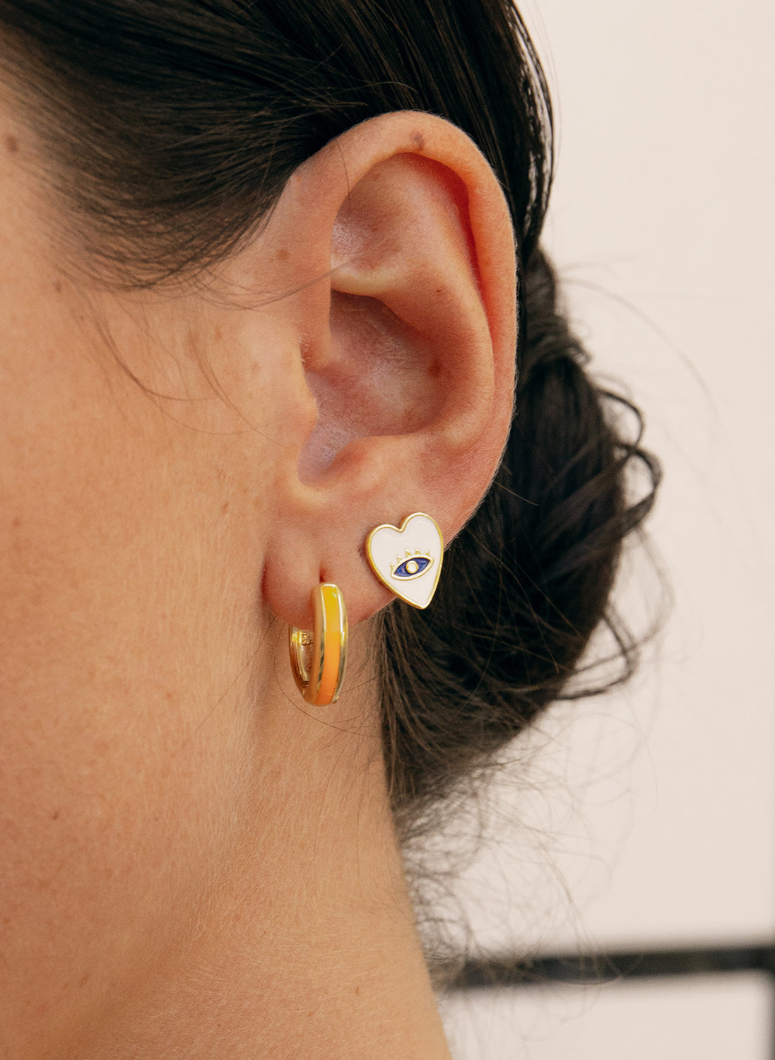 Pendientes originales diseño corazón con esmalte blanco