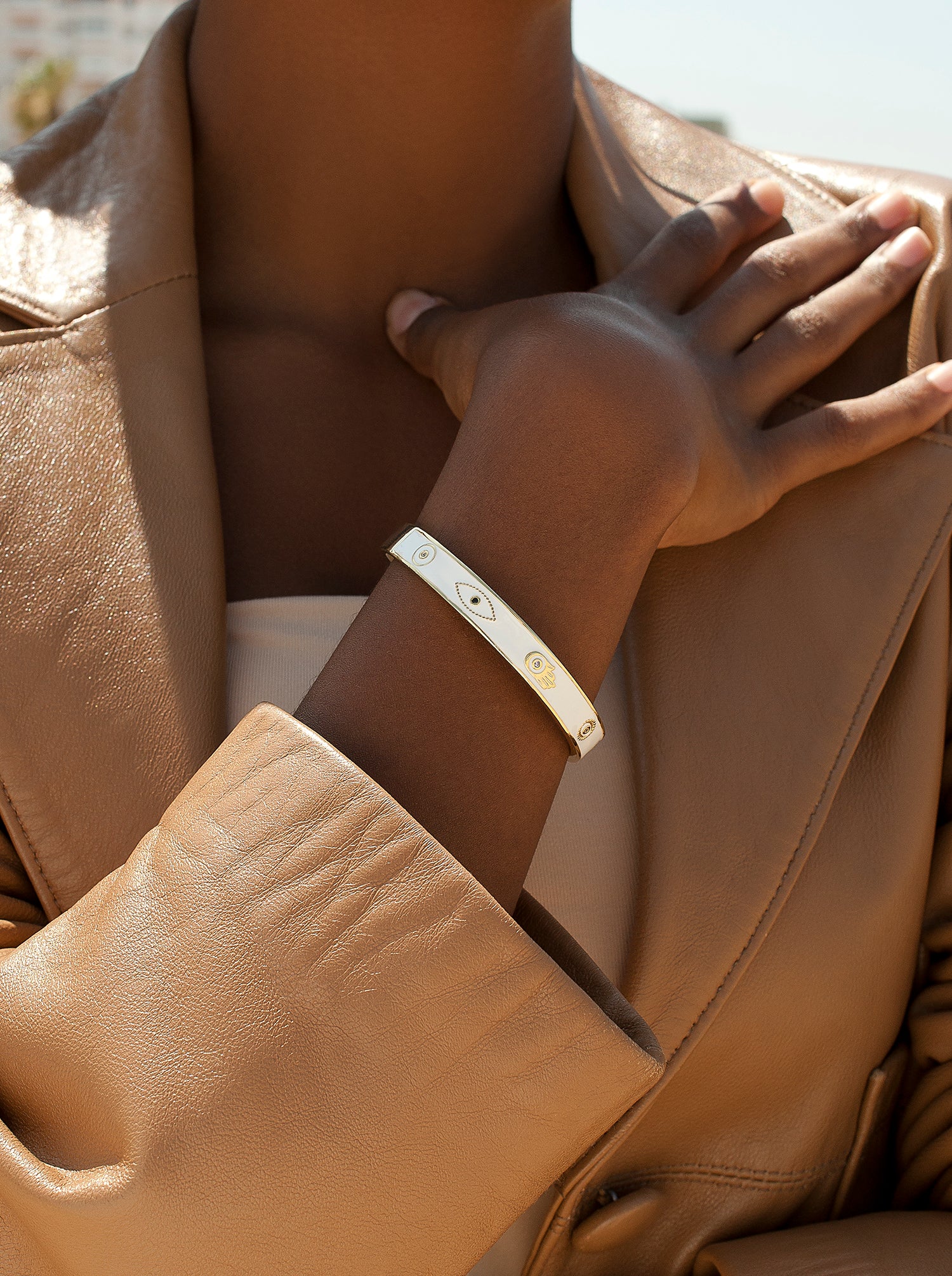 Bracelet d'esclave en émail argenté blanc, orné d'un motif représentant l'œil et la main de Fatima.