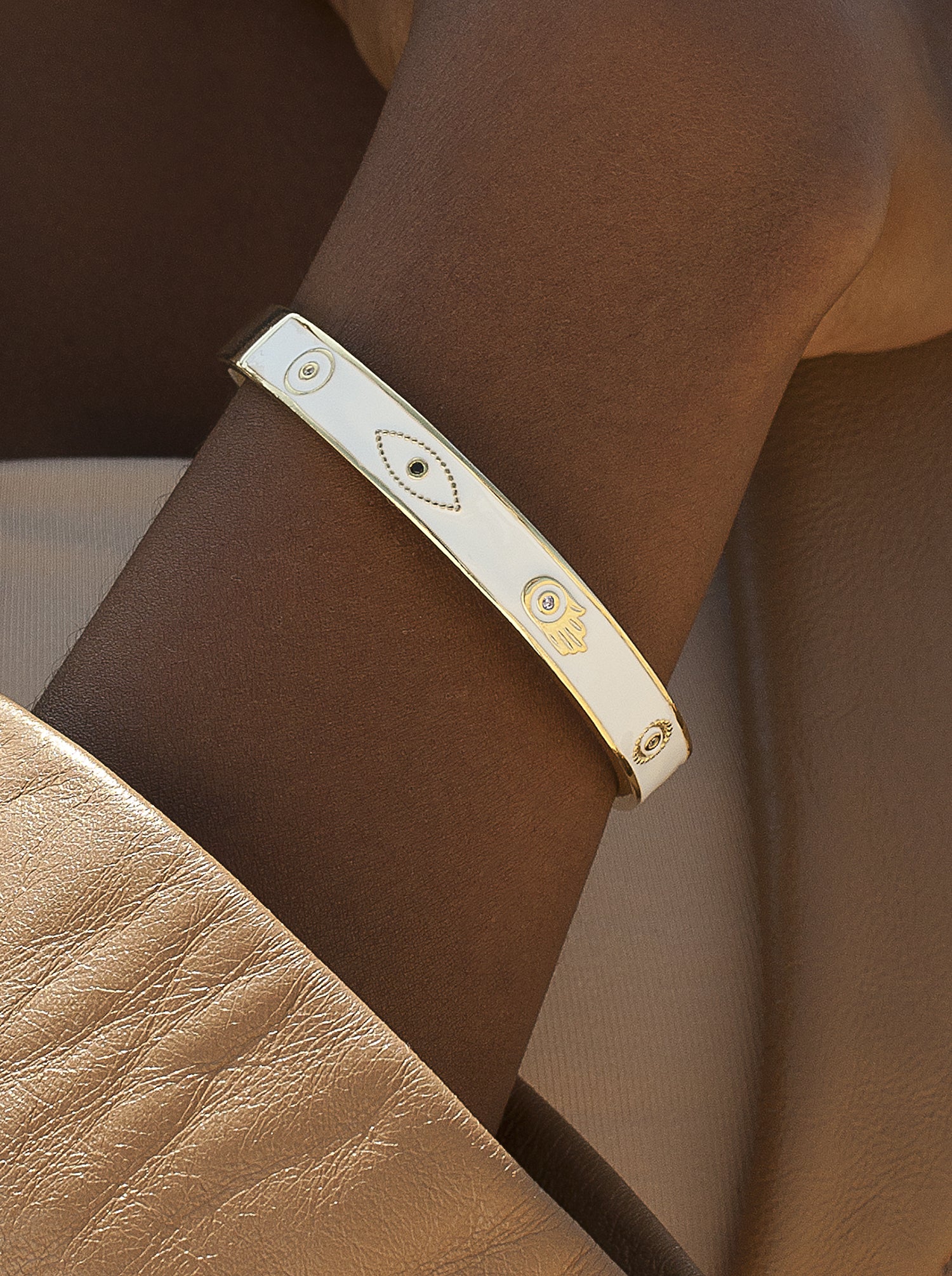 Bracelet d'esclave en émail argenté blanc, orné d'un motif représentant l'œil et la main de Fatima.