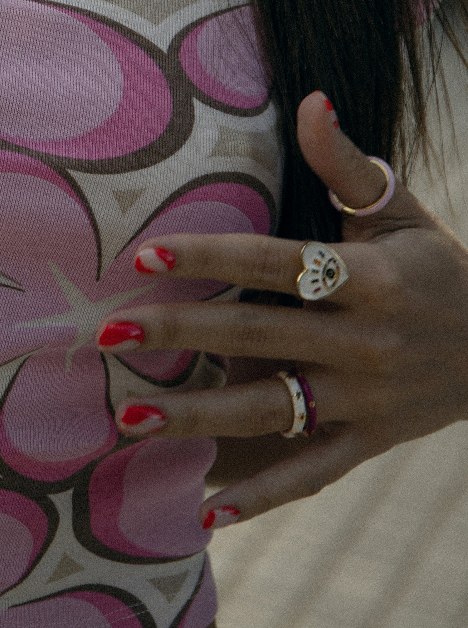 Anillo esmalte diseño de corazón y ojo de circonitas