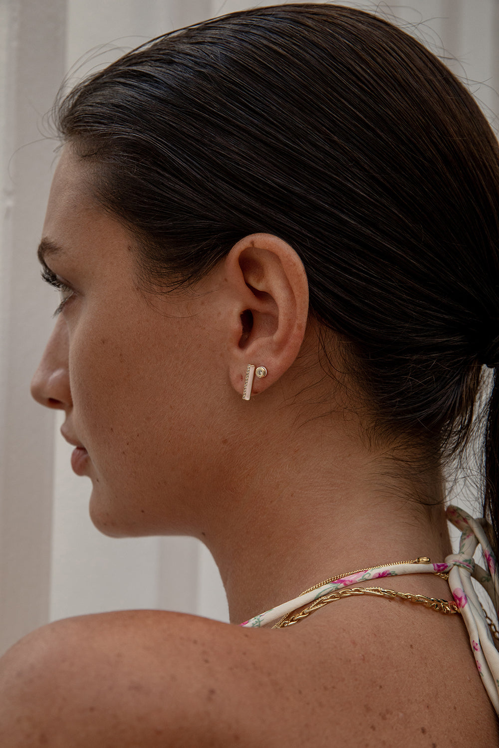 Pendientes pequeños diseño vertical con esmalte rosa y circonitas