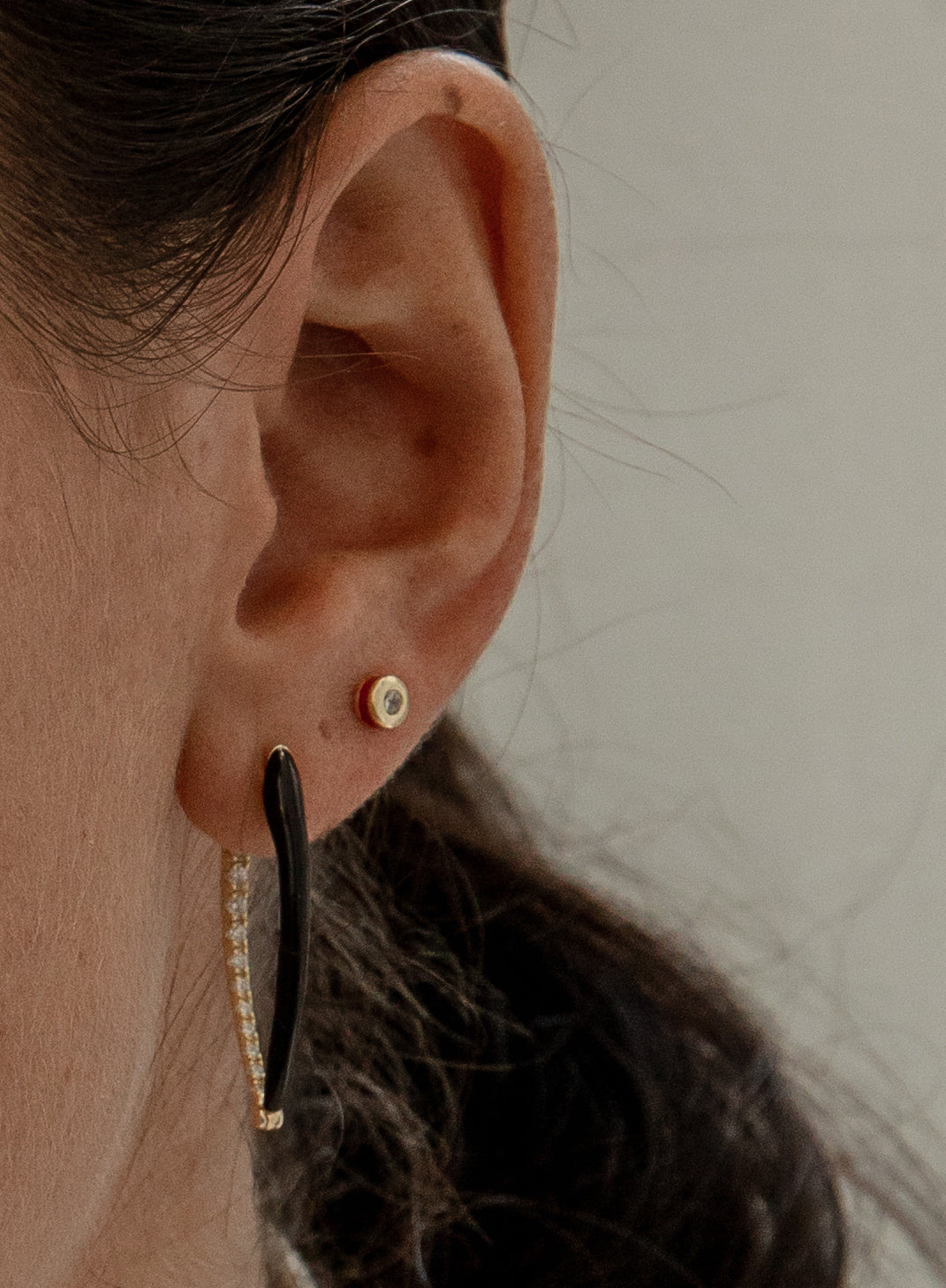 Pendientes botón diseño esmalte rojo combinado con plata y circonita