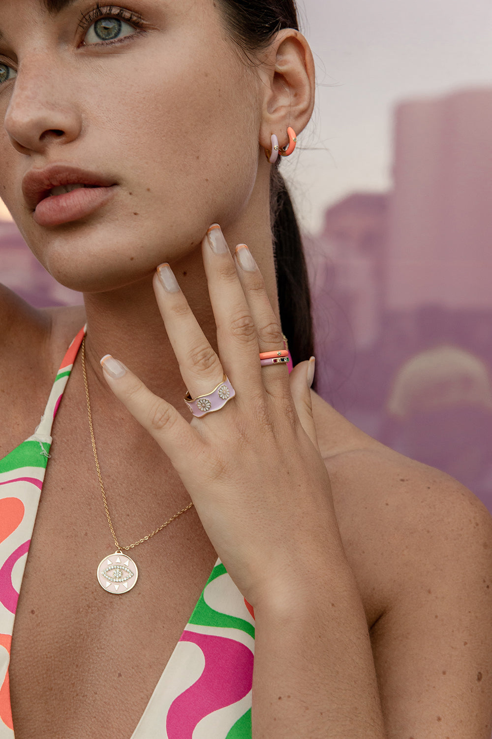 Anillo esmalte violeta diseño cuarzos adamantinos multicolores