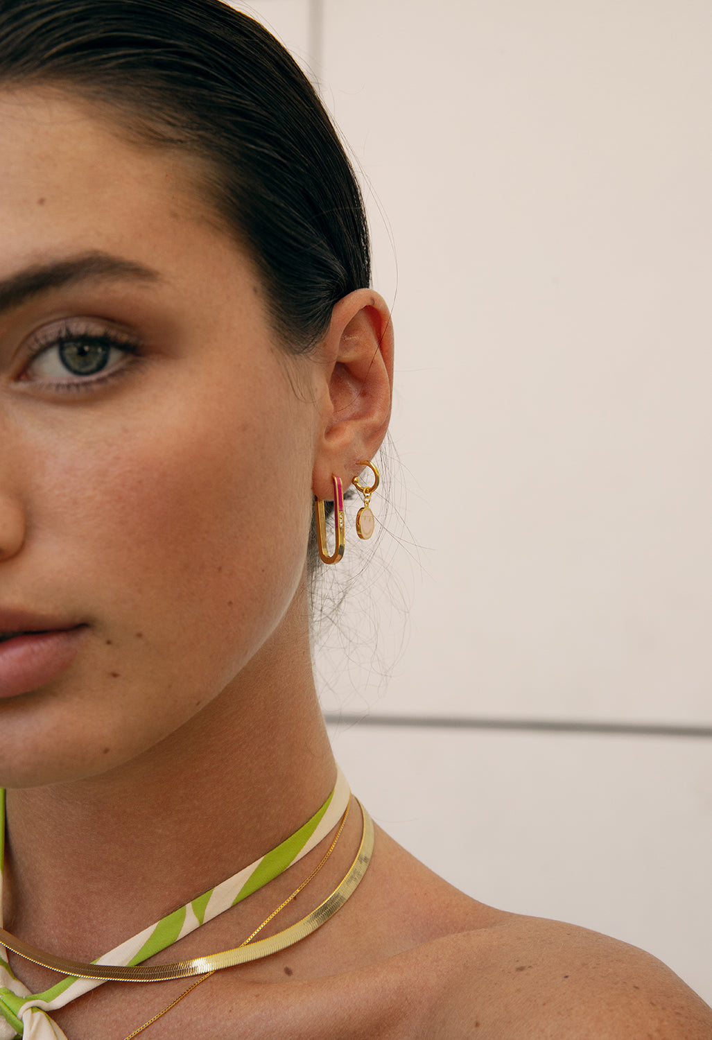 Pendientes originales diseño rectangular con esmalte púrpura