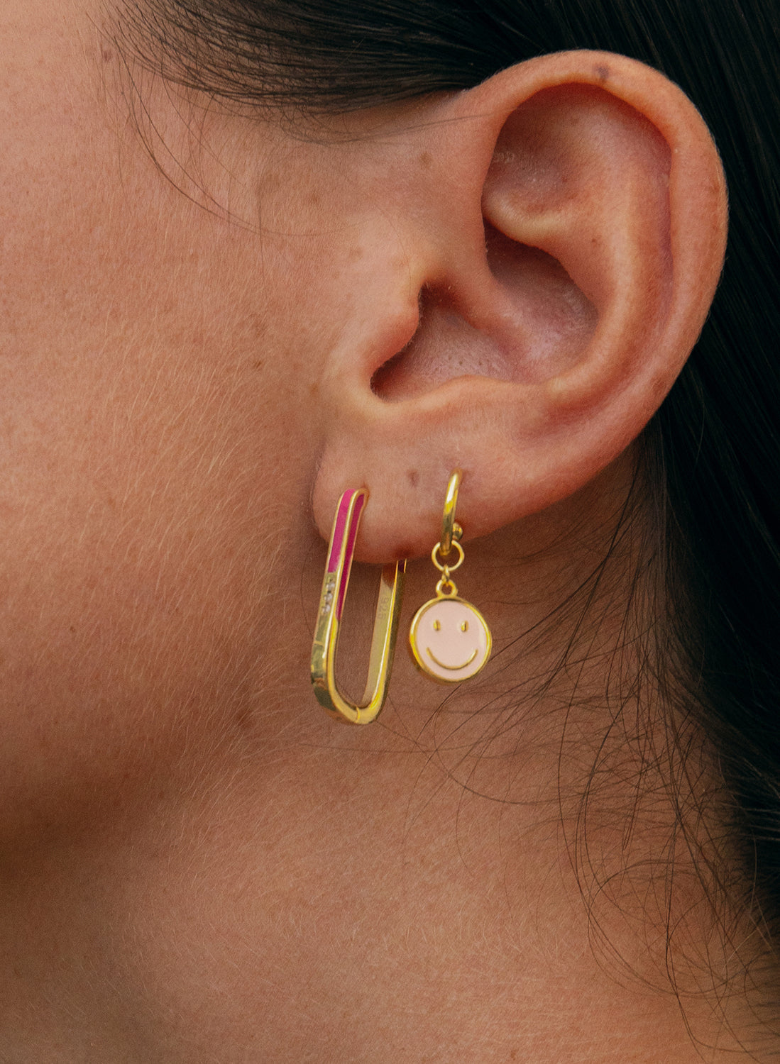 Pendientes originales diseño rectangular con esmalte púrpura