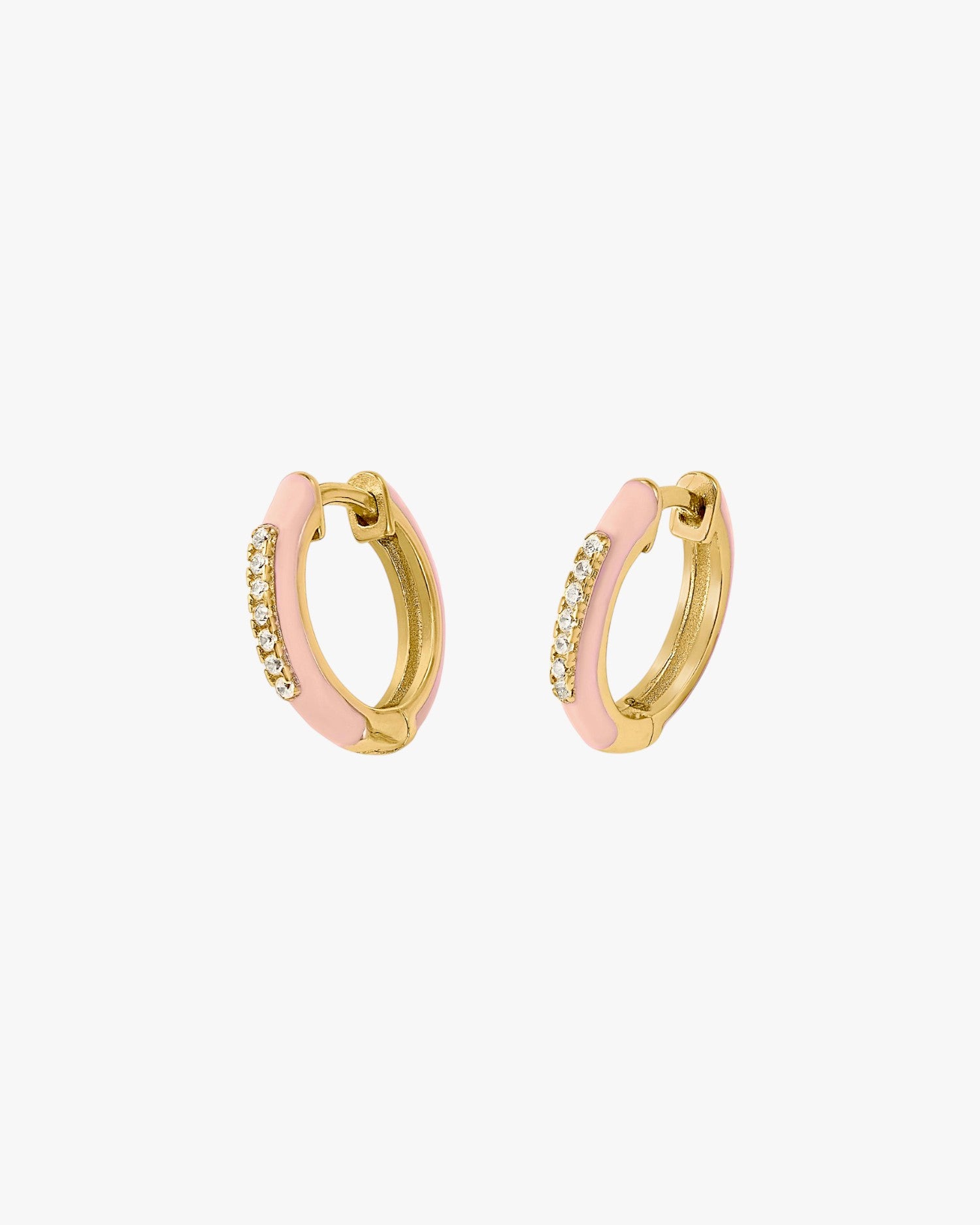 Petites boucles d'oreilles créoles en émail rose avec une ligne centrale de zircone cubique.