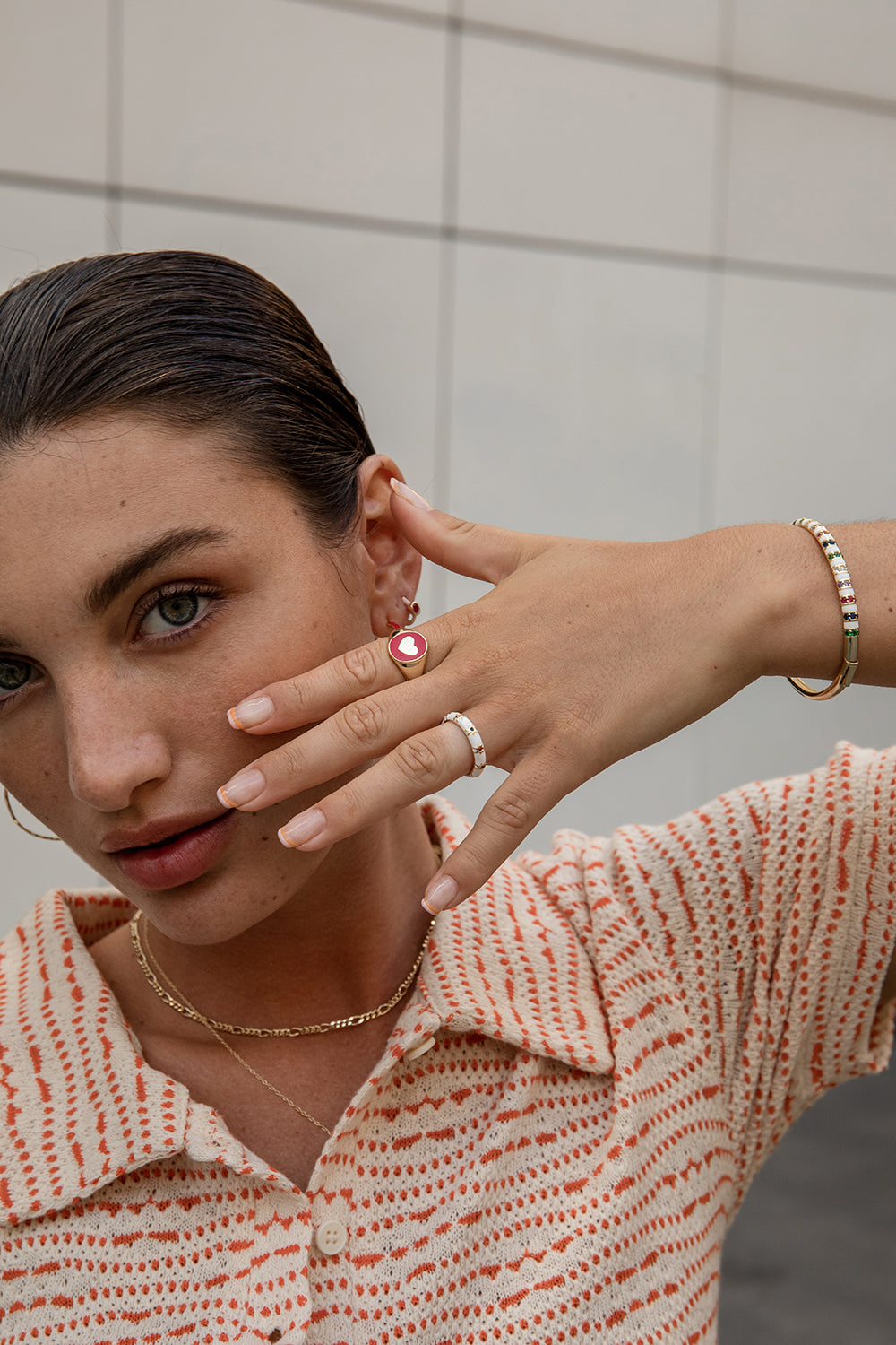 Bague en émail blanc ornée d'étoiles multicolores