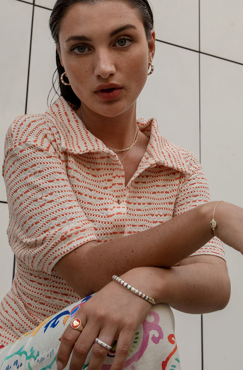 Bague en émail blanc ornée d'étoiles multicolores