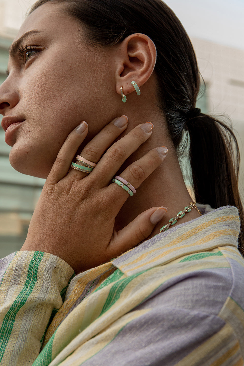 Anillo esmalte verde menta diseño ojos bañado en oro