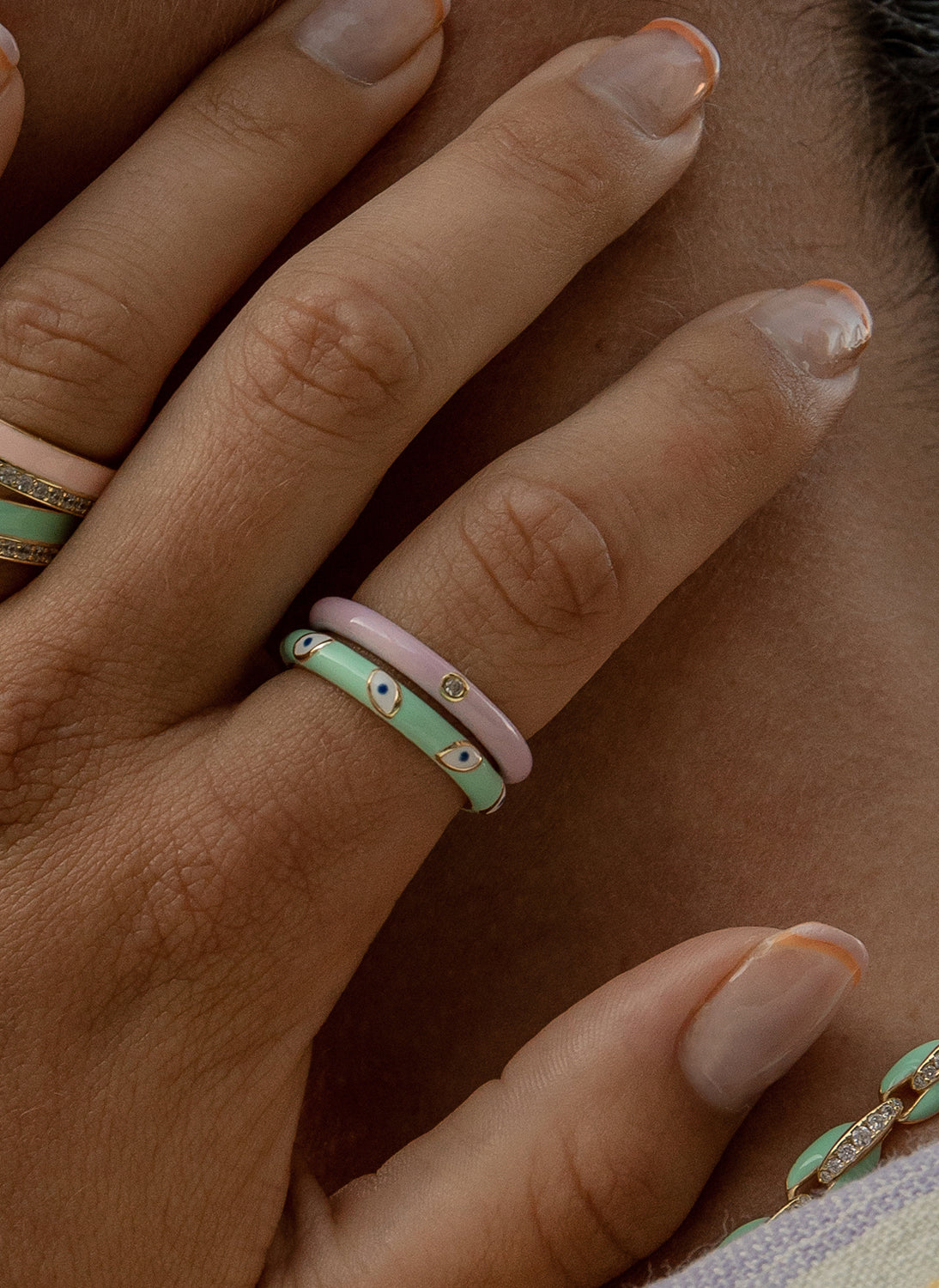 Anillo esmalte verde menta diseño ojos bañado en oro