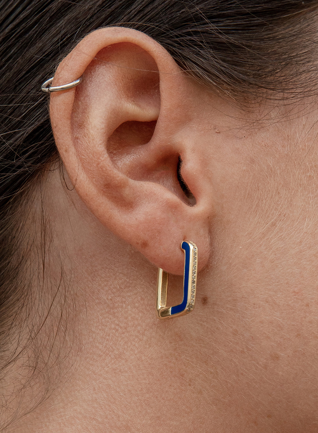 Pendientes aro esmalte en plata diseño cuadrado azul eléctrico