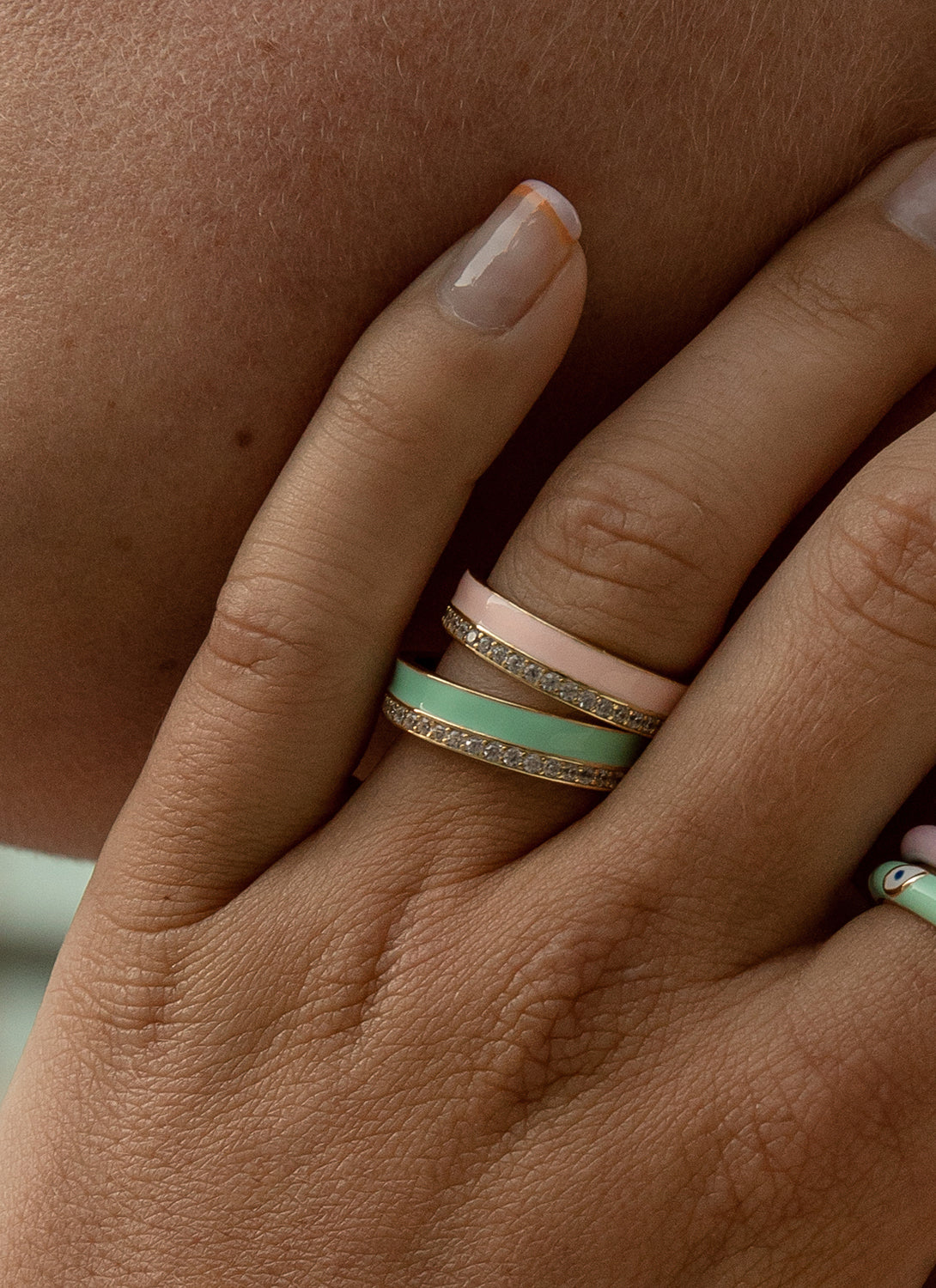 Anillo esmalte menta diseño carril de circonitas