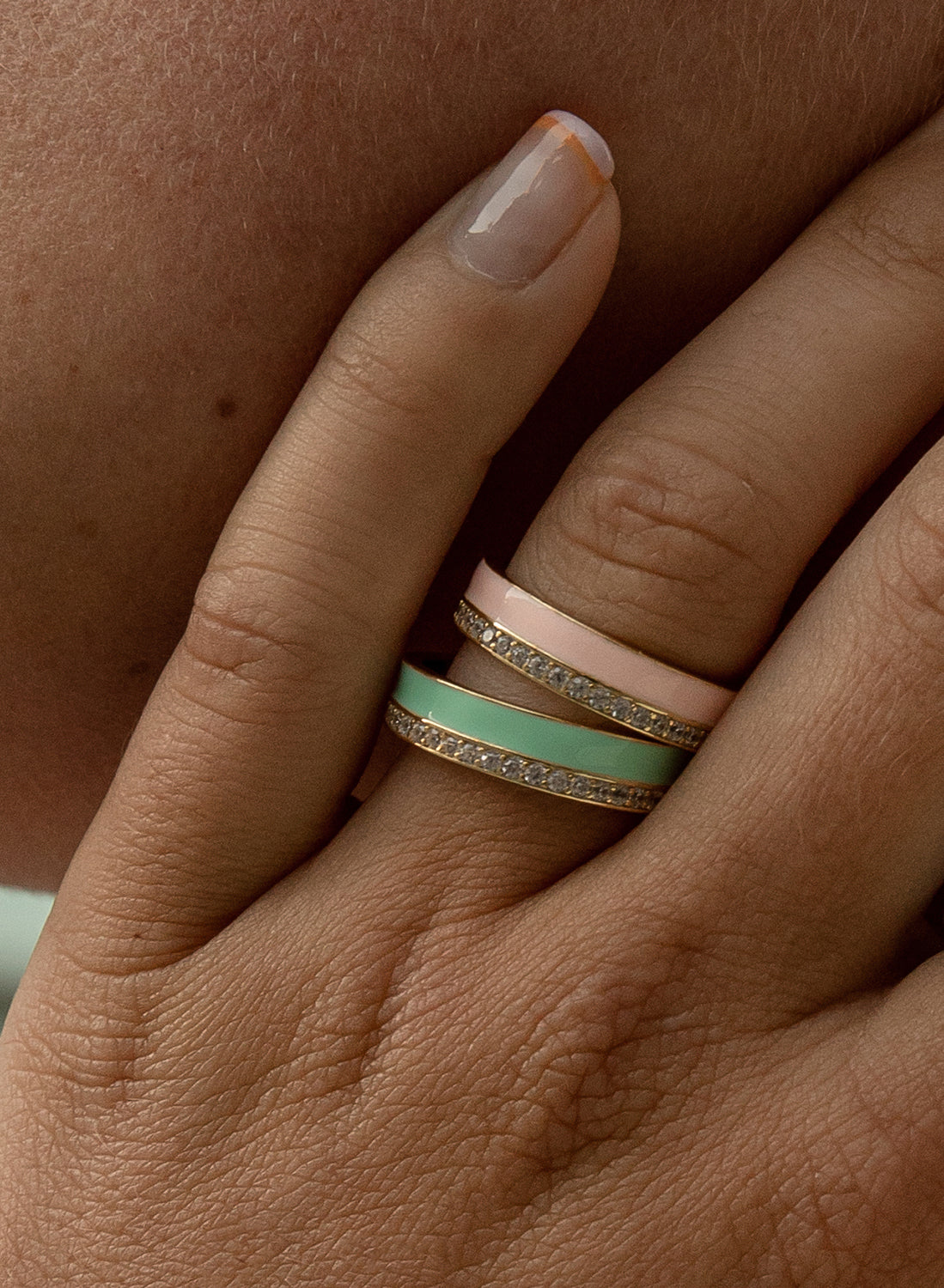 Anillo esmalte rosa diseño carril de circonitas