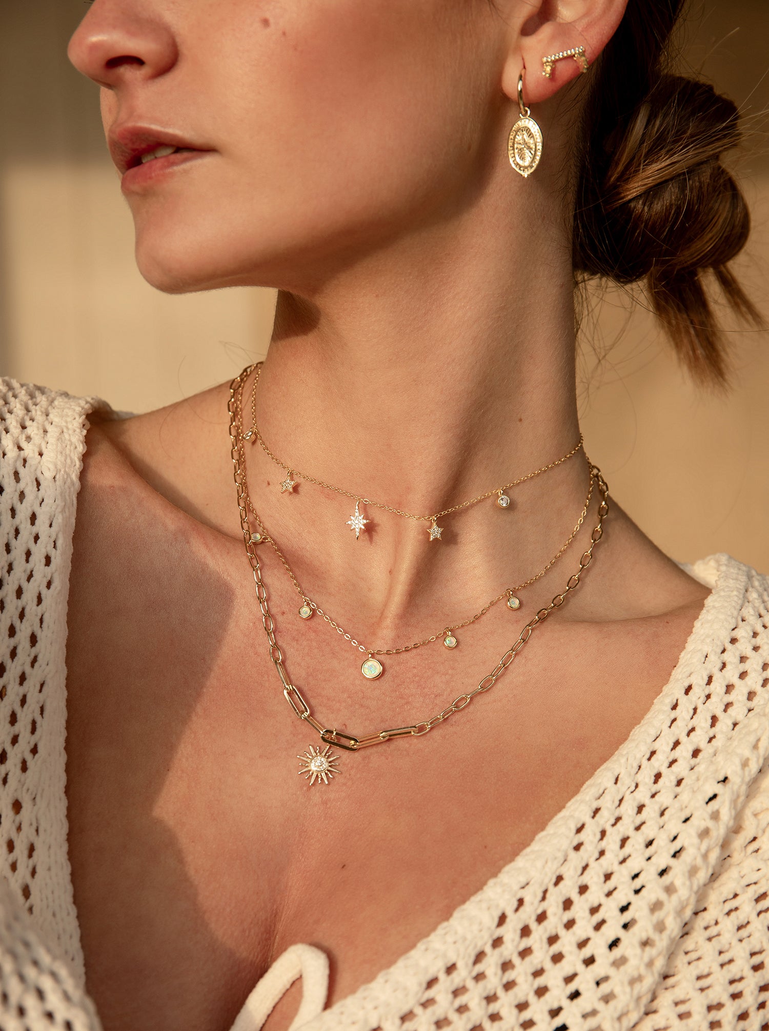 Collier en chaîne avec soleil et breloque en zirconium