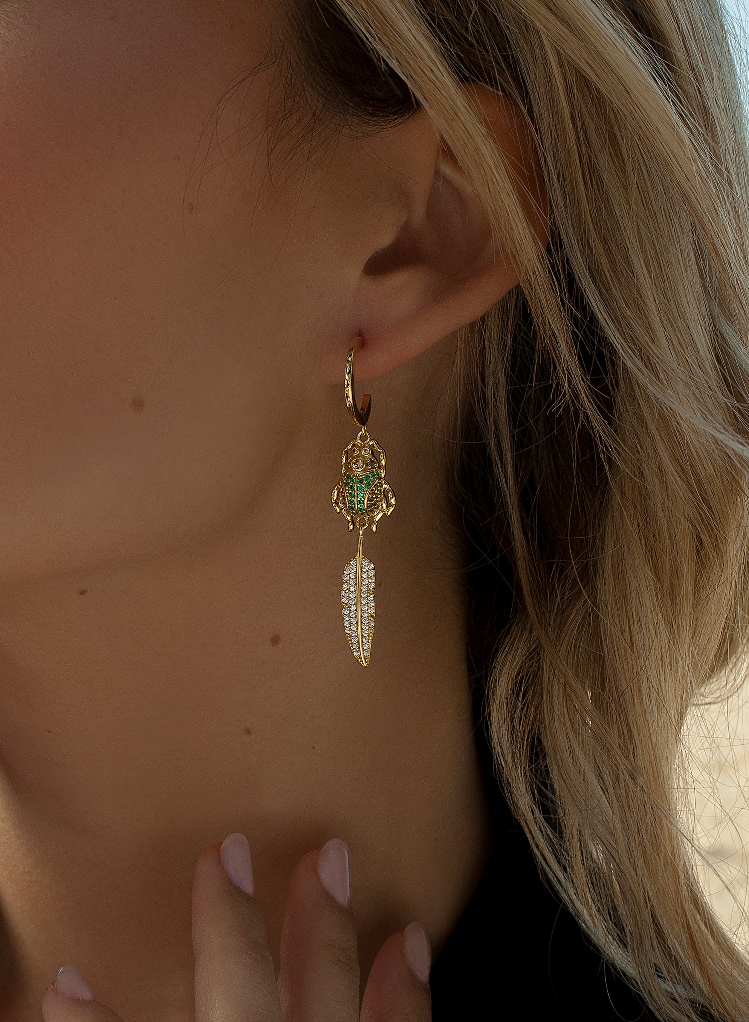 Boucles d'oreilles créoles avec pendentifs en forme de scarabée et de feuille