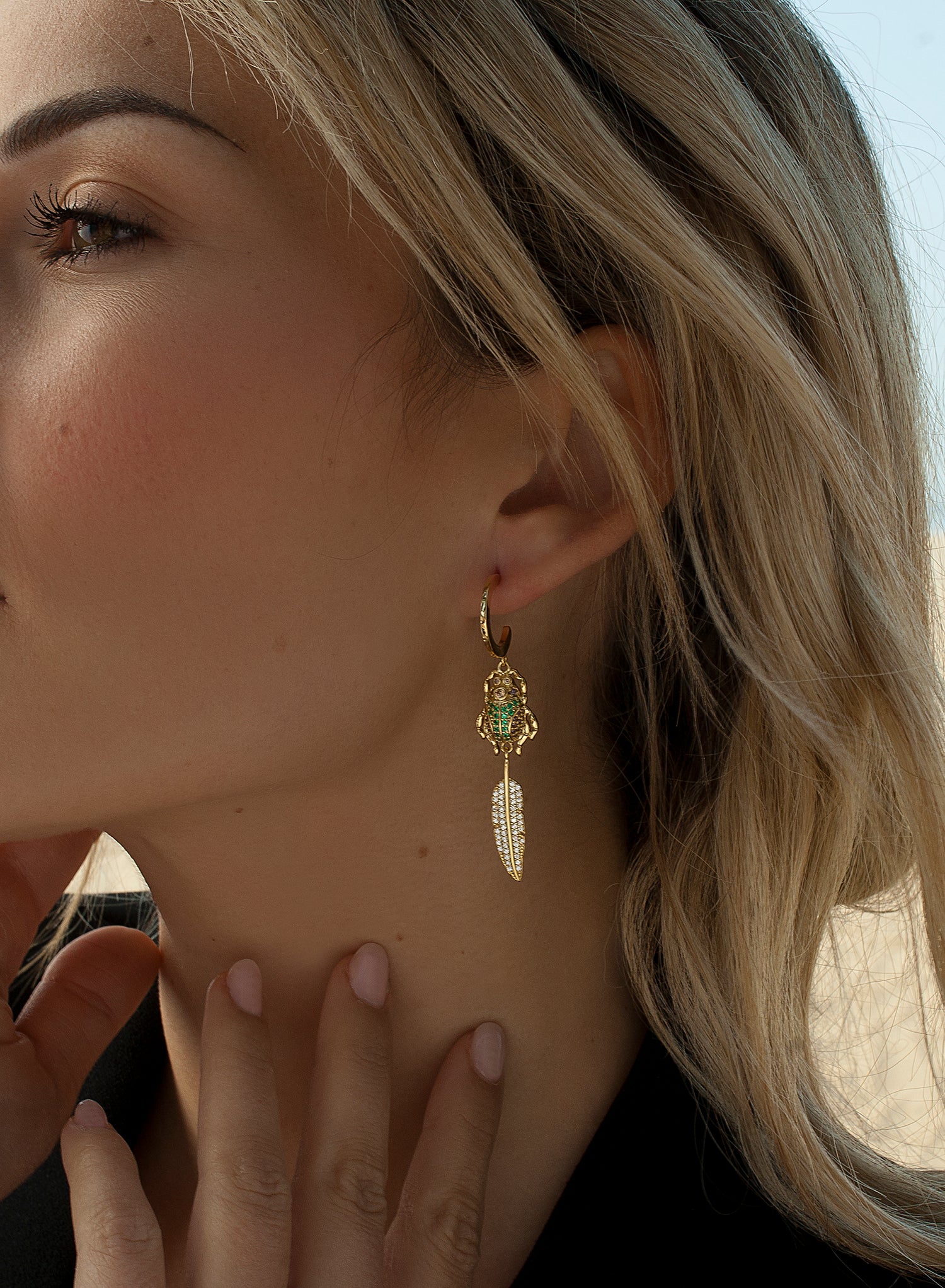 Boucles d'oreilles créoles avec pendentifs en forme de scarabée et de feuille